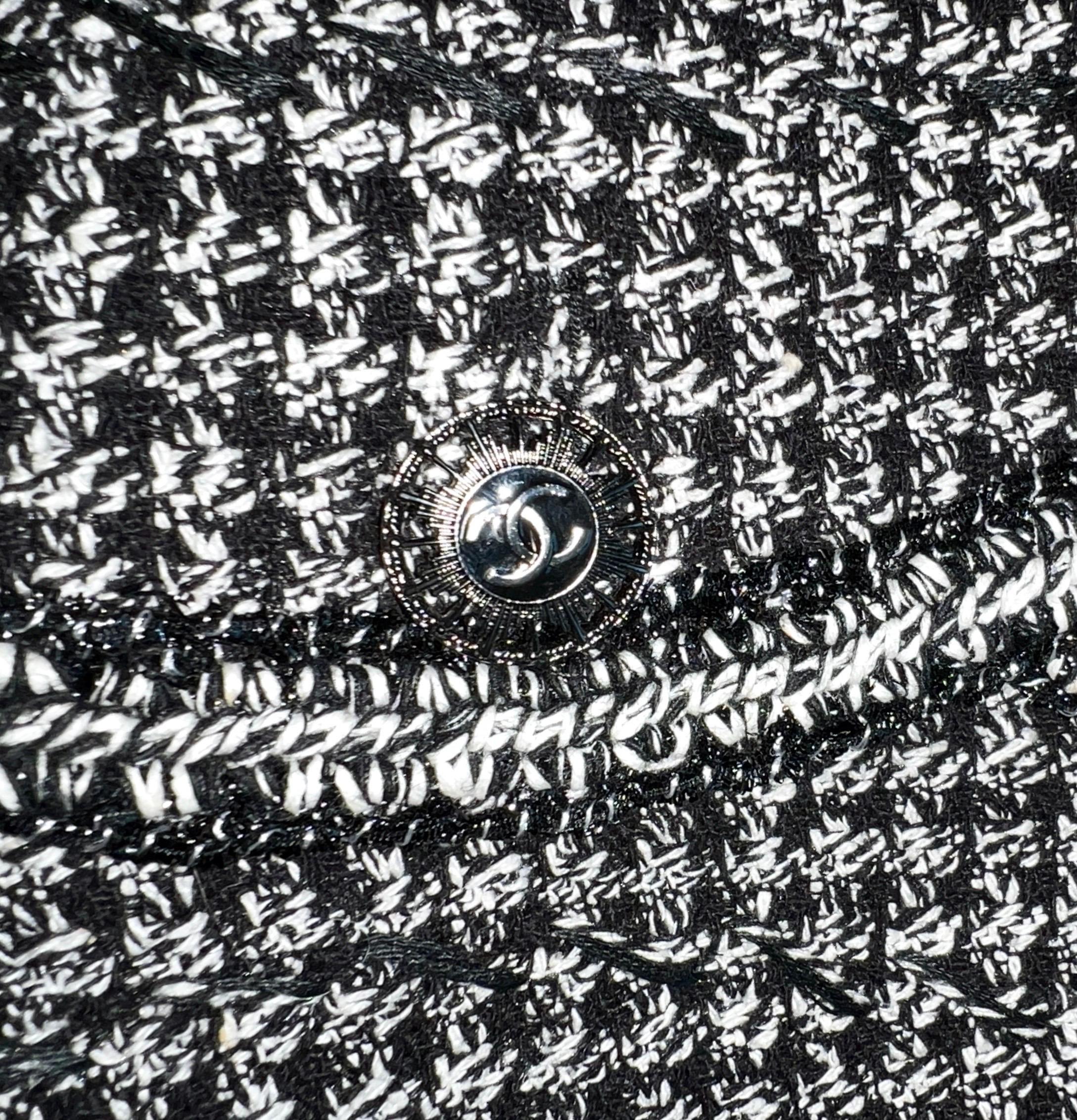 Chanel - Blazer court en tweed monochrome avec bordures tressées, non porté, taille 36 en vente 5