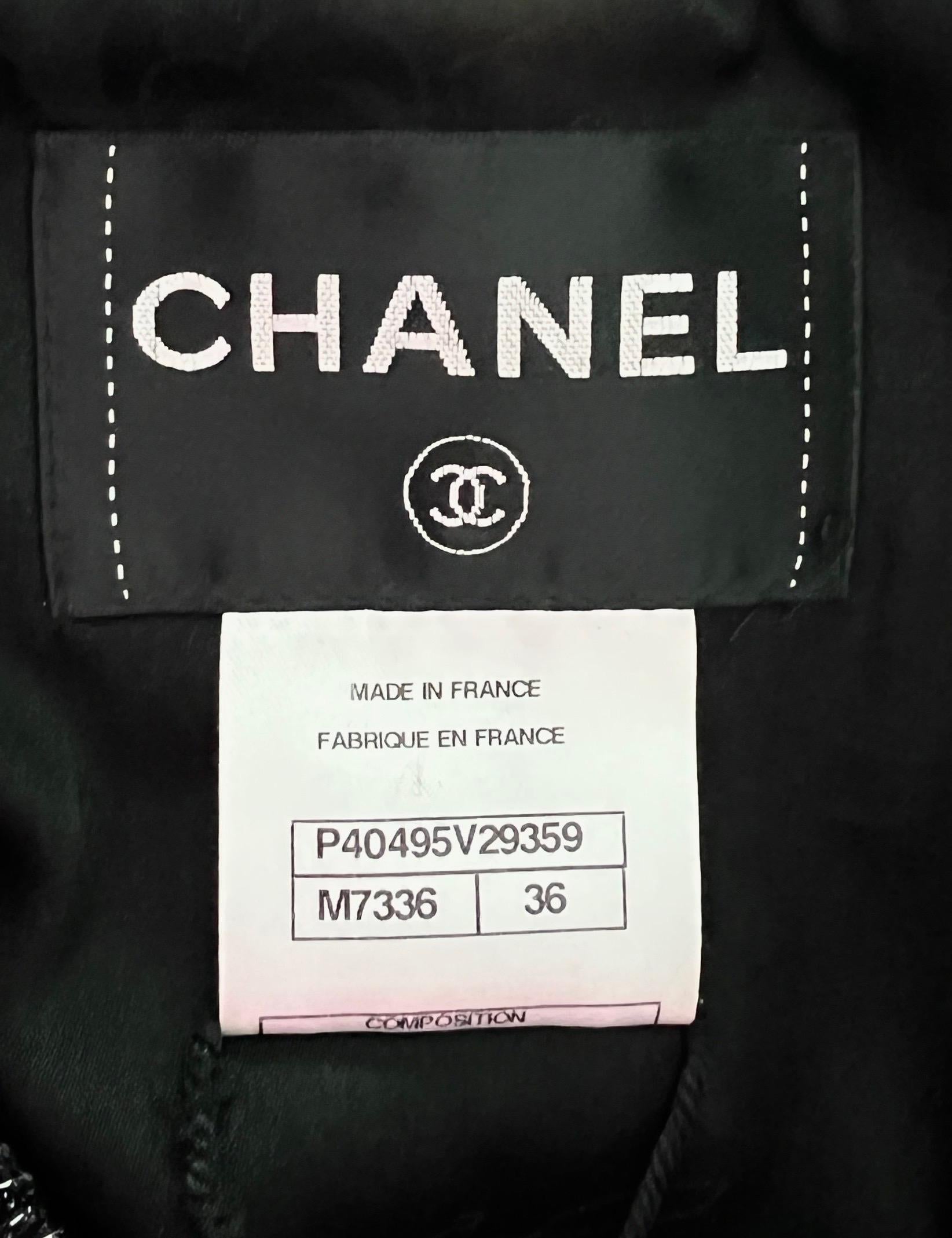 Chanel - Blazer court en tweed monochrome avec bordures tressées, non porté, taille 36 en vente 6