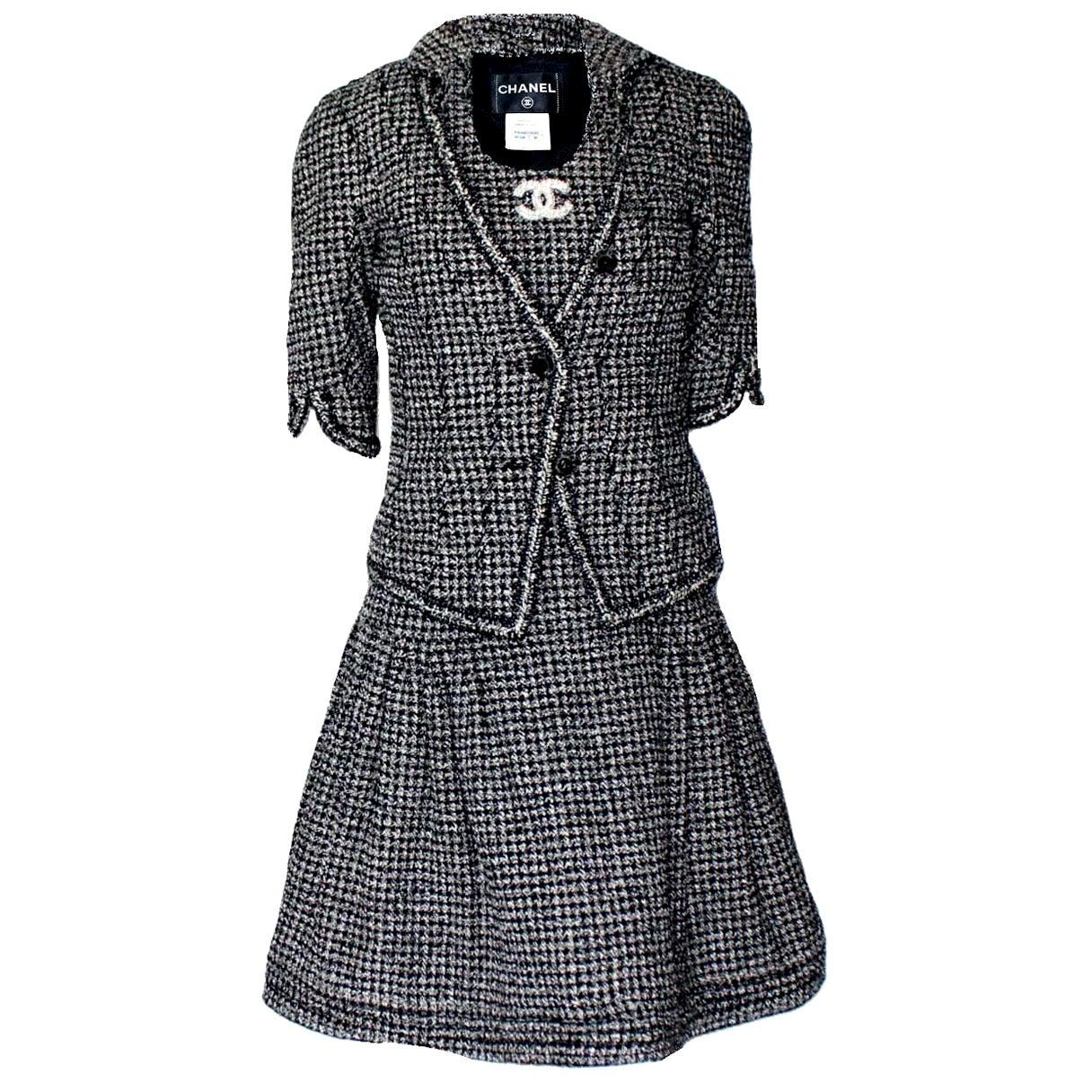 UNWORN Chanel Monochrome Cropped Tweed-Jacke Blazer mit geflochtenem Besatz 36 im Angebot 7