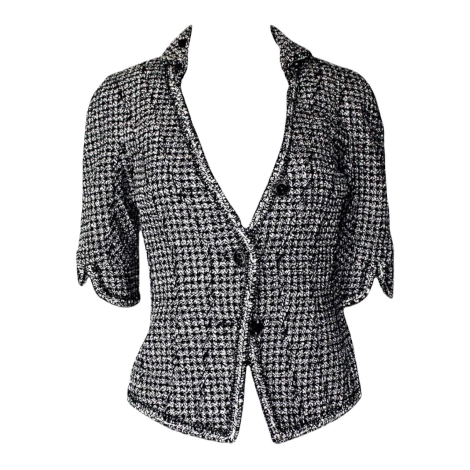 Noir Chanel - Blazer court en tweed monochrome avec bordures tressées, non porté, taille 36 en vente
