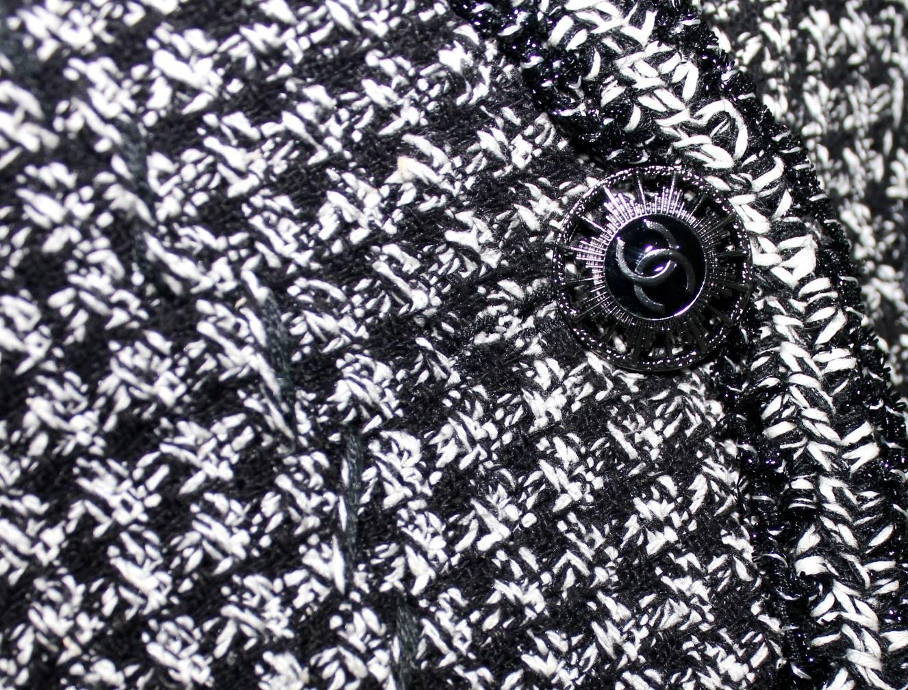 UNWORN Chanel Monochrome Cropped Tweed-Jacke Blazer mit geflochtenem Besatz 36 im Zustand „Hervorragend“ im Angebot in Switzerland, CH