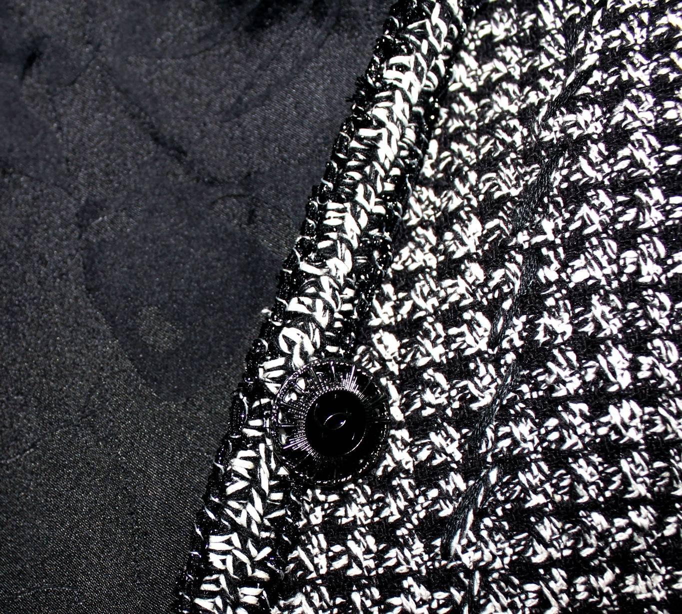 Chanel - Blazer court en tweed monochrome avec bordures tressées, non porté, taille 36 Pour femmes en vente