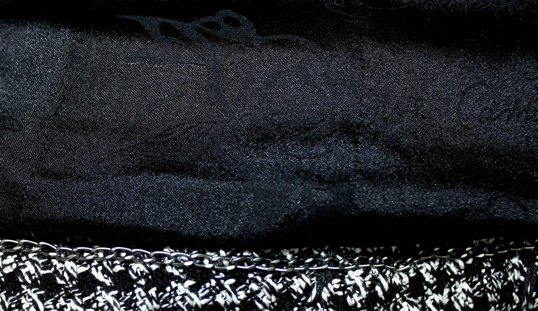 Nero Giacca Chanel monocromatica in tweed con passamaneria a trecce 36 in vendita