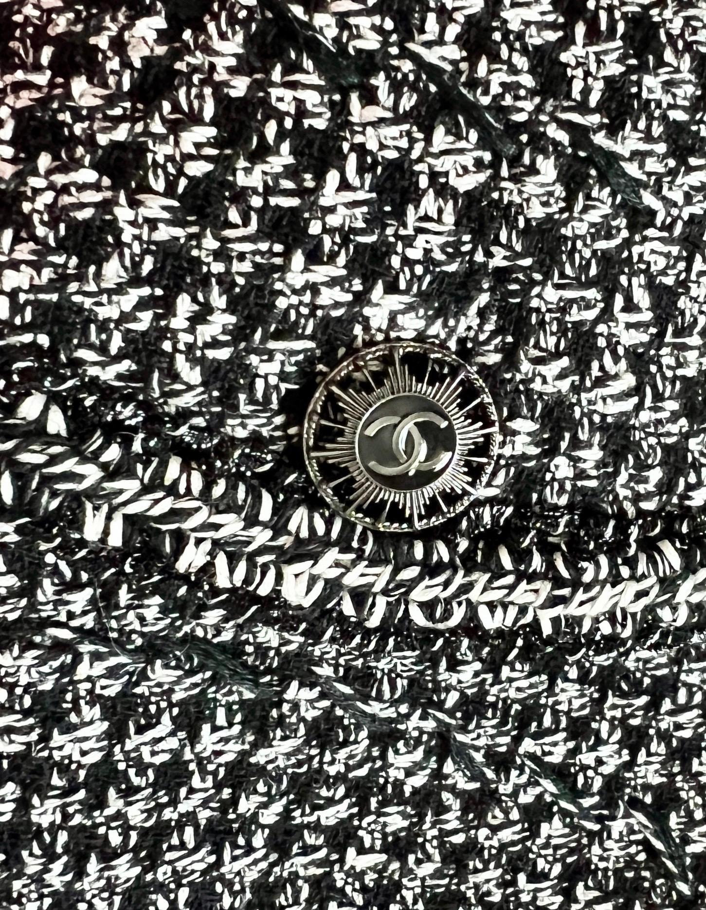 UNWORN Chanel Monochrome Cropped Tweed-Jacke Blazer mit geflochtenem Besatz 36 im Angebot 2