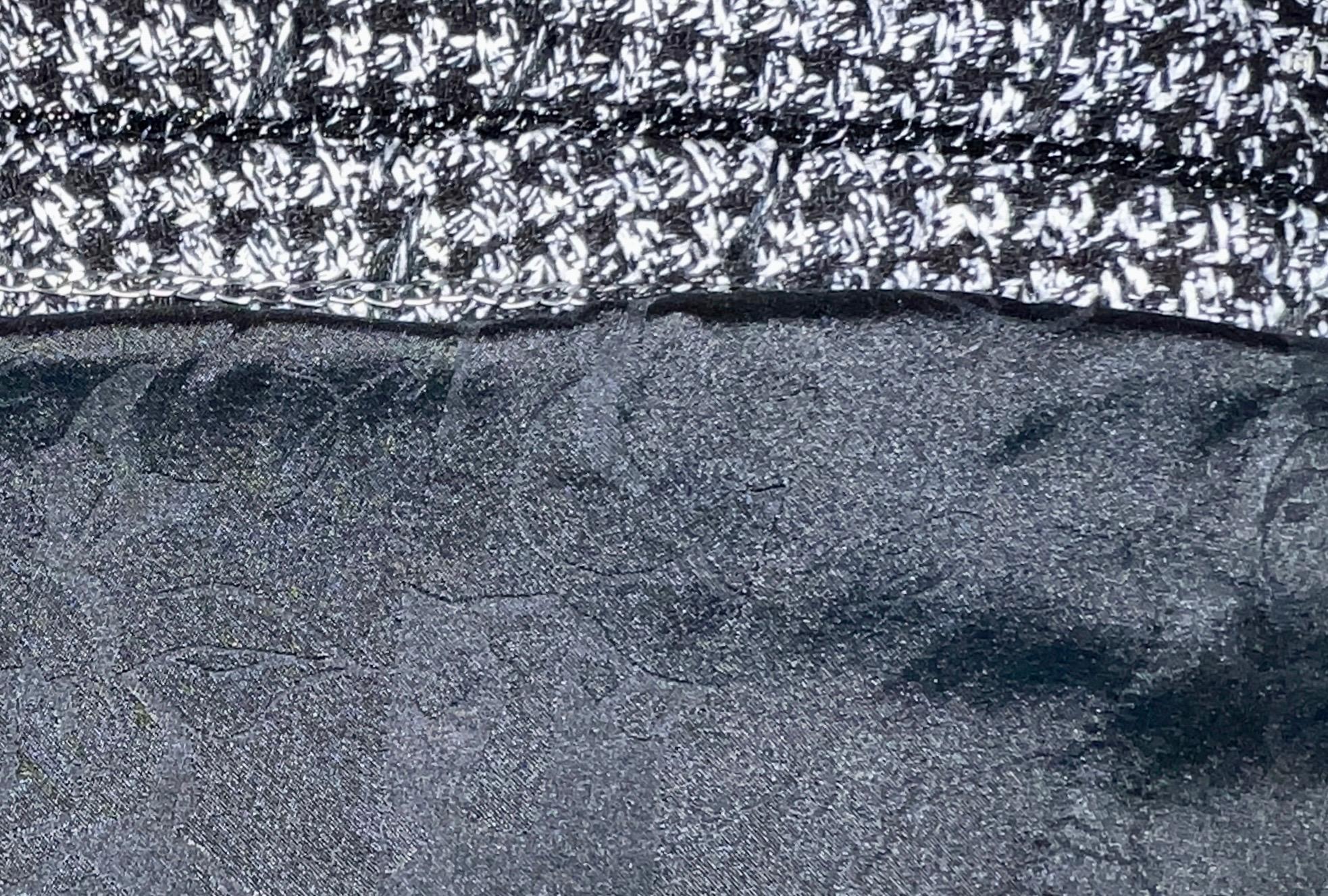 Chanel - Blazer court en tweed monochrome avec bordures tressées, non porté, taille 36 en vente 3