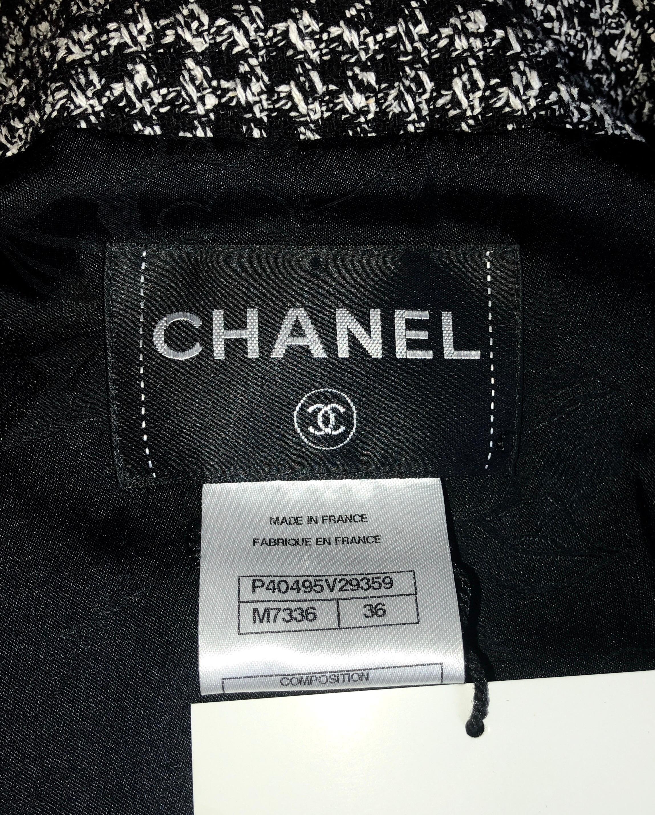 UNWORN Chanel Monochrome Cropped Tweed Jacket Blazer with Braid Trimmings 36 For Sale 1
