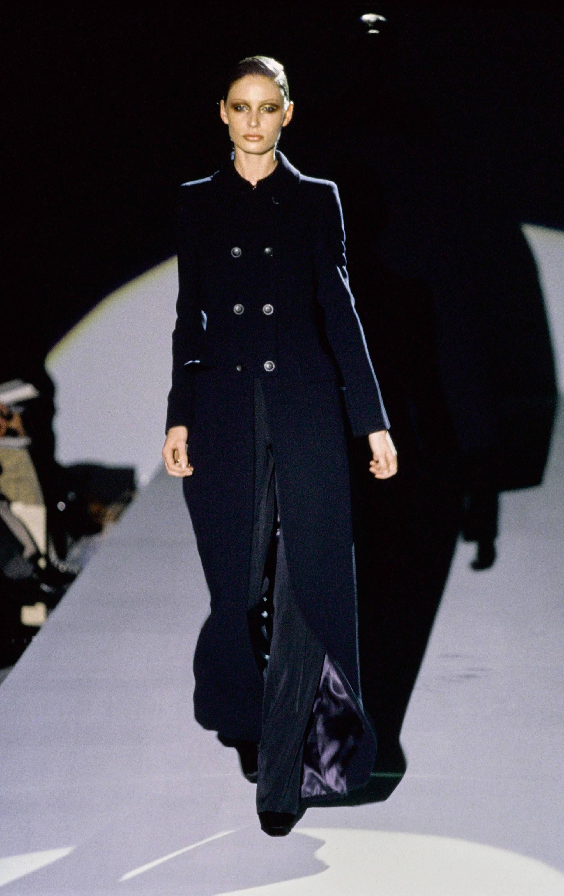 -  Gucci by Tom Ford Navy Wool long Coat from Fall 1996 collection. Featuring a  seasonal signature gold buckle at the back. This coat has never been worn before and It is a truly collectable item. 

- Featuring epaulettes on the shoulders, a hook