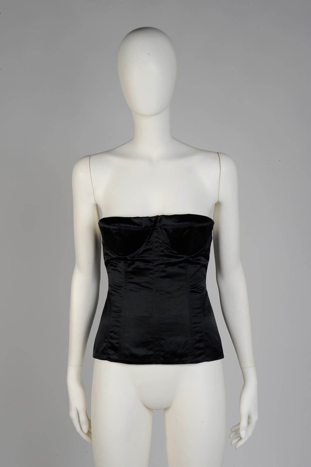 Elevate your evening looks with this rare Gucci by Tom Ford corset top. Made from lustrous black silk satin, it is designed with internal boning to keep the strapless silhouette in place. Modelled by Clara in the look 44 of the Spring-Summer 2001