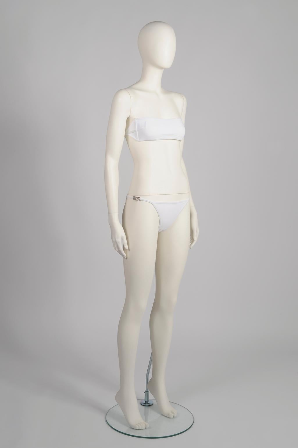 Perfect for lounging on the yacht or at the poolside, or both, this SS1998 Gucci bandeau bikini was kept more than 20 years in it's original plastic pouch ! Made from stretch fabric in a pure white color, the bandeau shape ensures minimal tan lines,