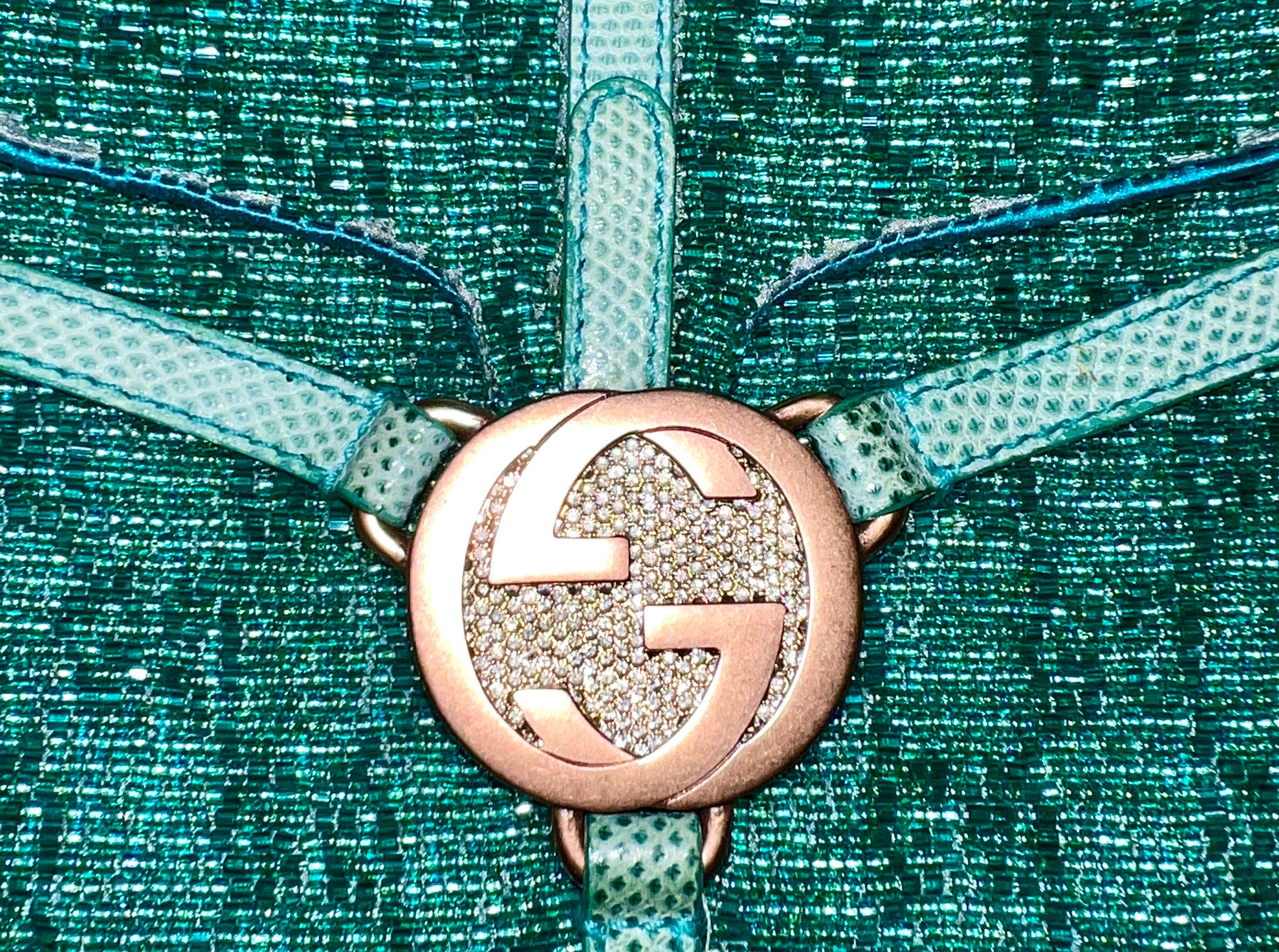 UNWORN GUCCI Tasche aus türkisfarbenem GG-Monogramm mit Kristallen, Perlen und Eidechsenhaut  (Blau) im Angebot