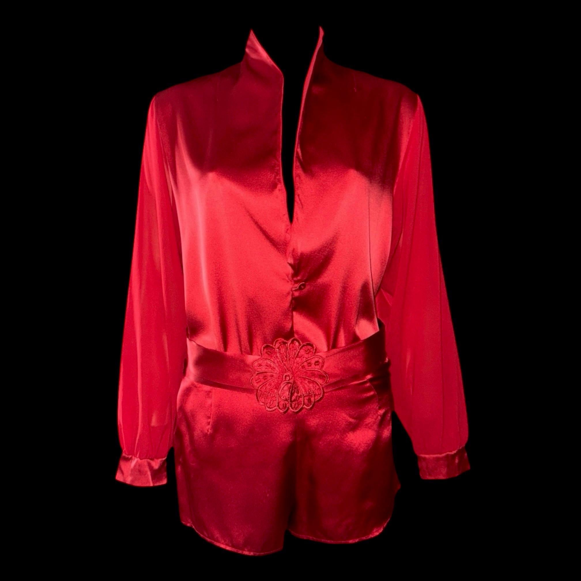 La Perla capture le véritable esprit de son héritage Made in Italy. Définie par une ancienne technique florentine d'application de broderies à la main, cette pièce unique est réalisée par des artisans.
Confectionné dans un satin de soie lustré de