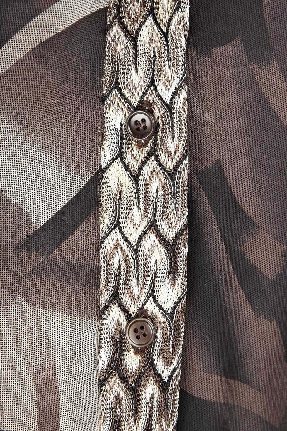 Diese von Missoni entworfene Bluse mit ihrem charakteristischen Webmuster ist zu elegant, um ihr zu widerstehen! 
Eine wunderbare Kombination aus Missoni's charakteristischem Häkelstrick mit   Seide mit einer geknöpften Vorderseite.

Einzelheiten:

