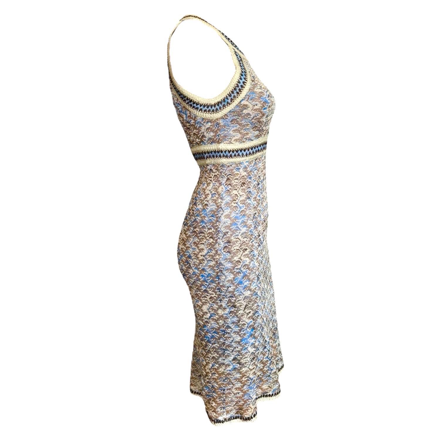 Questo splendido abito multicolore in maglia di Missoni incarna il glamour del jet-set.

Realizzato con l'inconfondibile maglia all'uncinetto del marchio, questo vestito estivo di Missoni darà subito energia al tuo guardaroba per le vacanze.