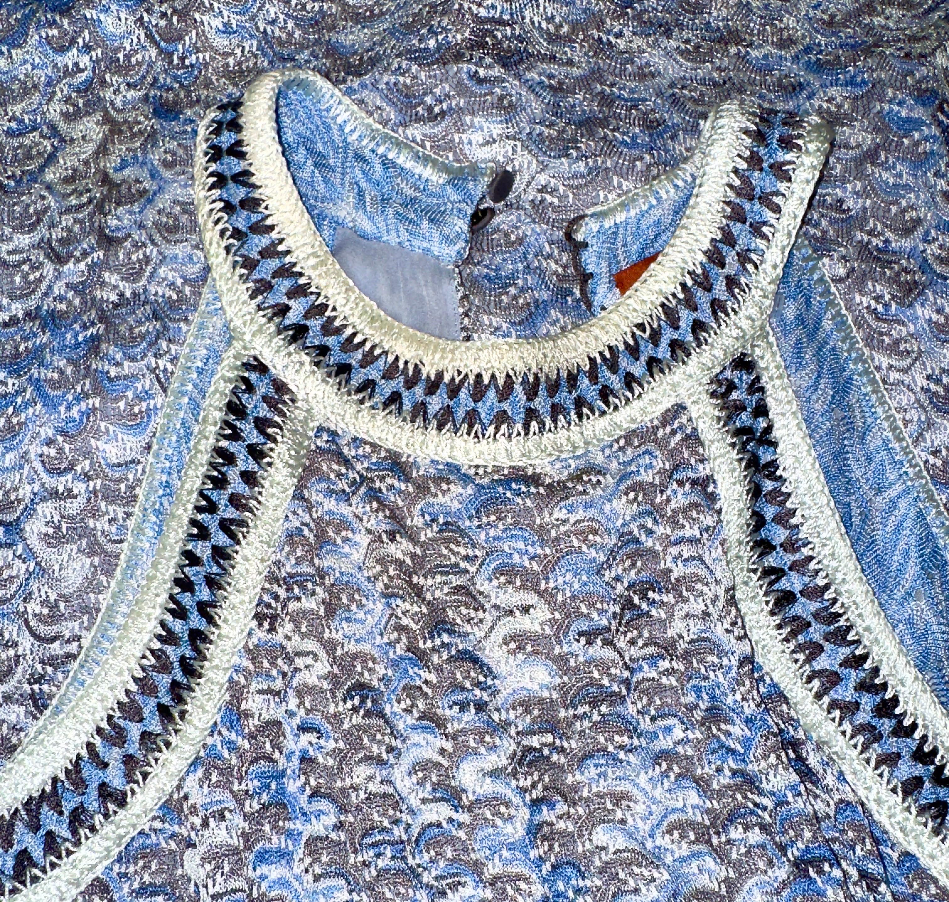 Donna Non indossato Missoni, abito firmato in maglia all'uncinetto con motivo chevron, colore blu mare 40 in vendita