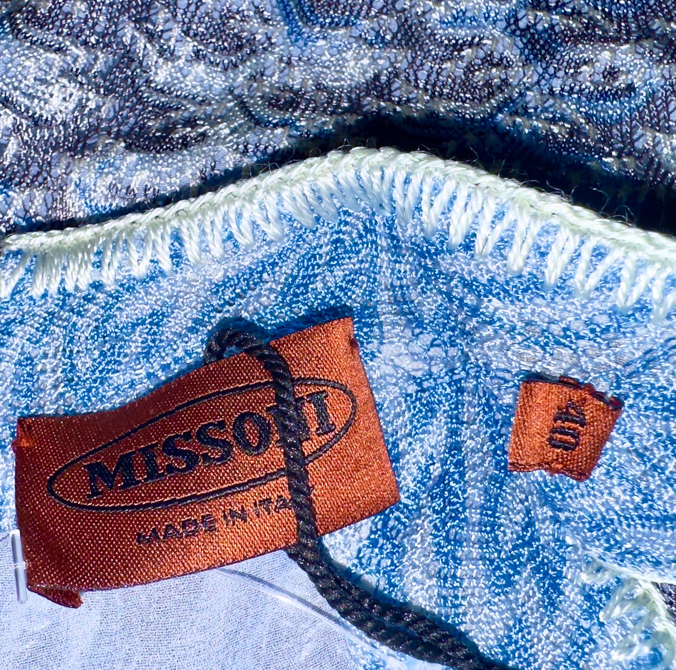Non indossato Missoni, abito firmato in maglia all'uncinetto con motivo chevron, colore blu mare 40 in vendita 3