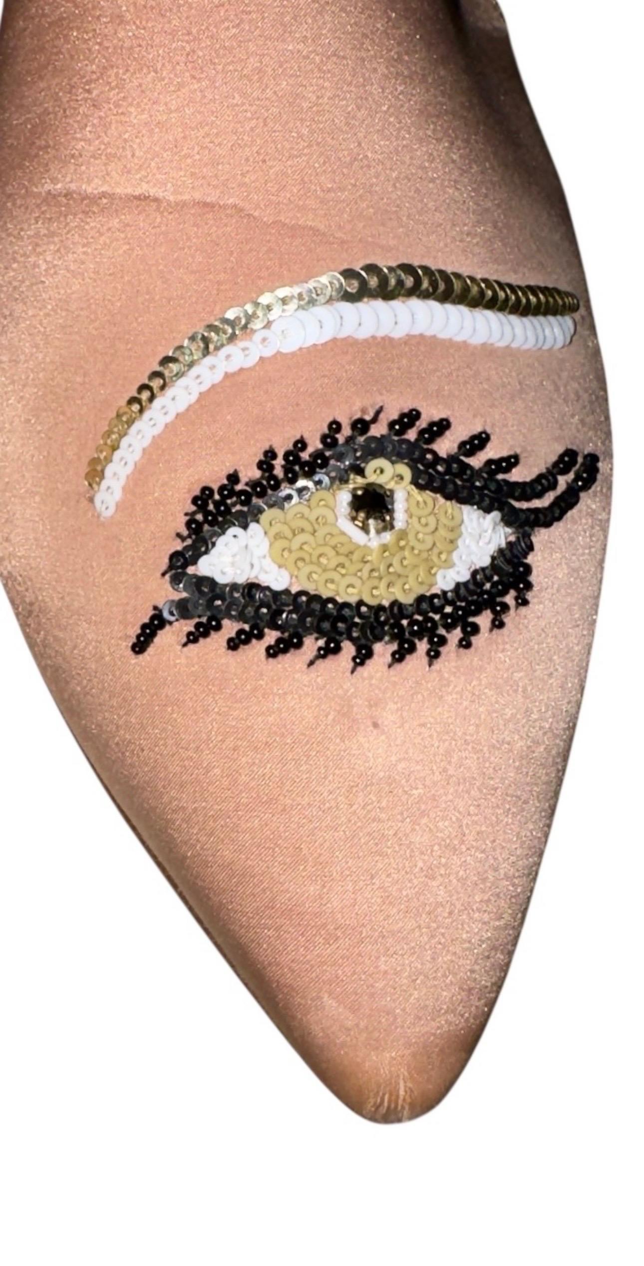 UNWORN Olivia von Halle Blush Limited Edition EYE Handbestickte Slippers 39 (Beige) im Angebot