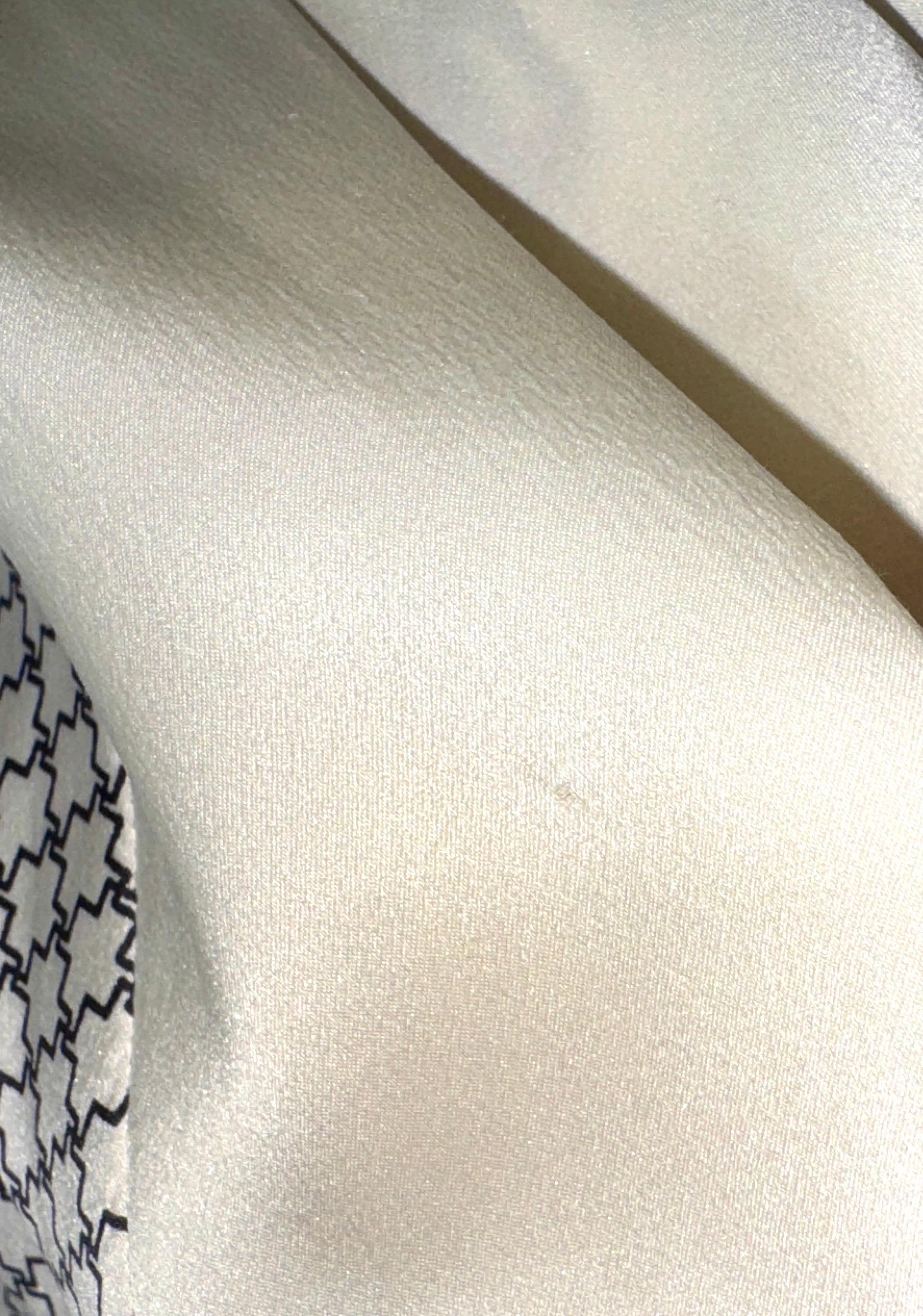 Bata sin estrenar Olivia von Halle Bata de seda con estampado animal intemporal M/L en venta 6