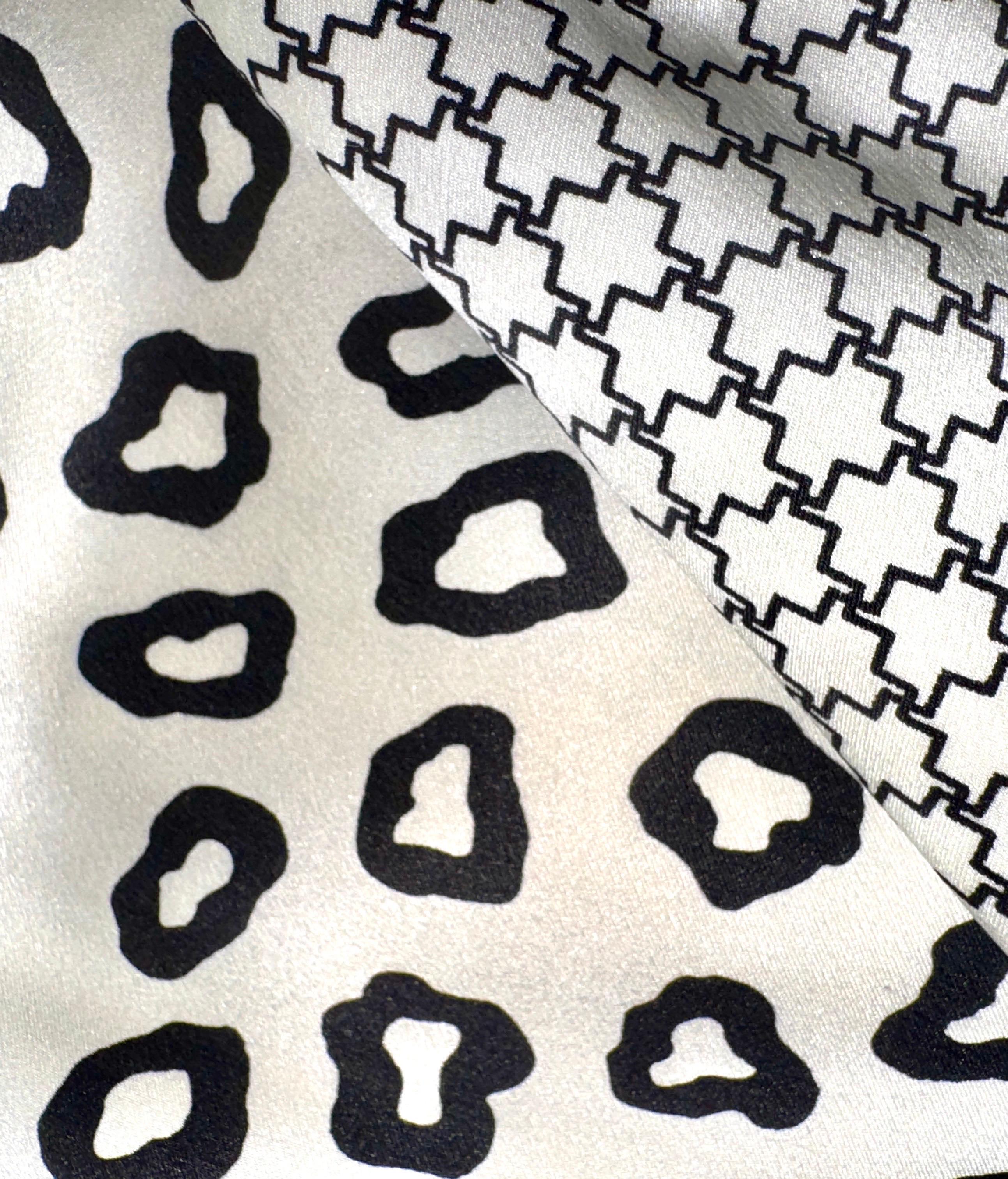 Bata sin estrenar Olivia von Halle Bata de seda con estampado animal intemporal M/L en venta 2