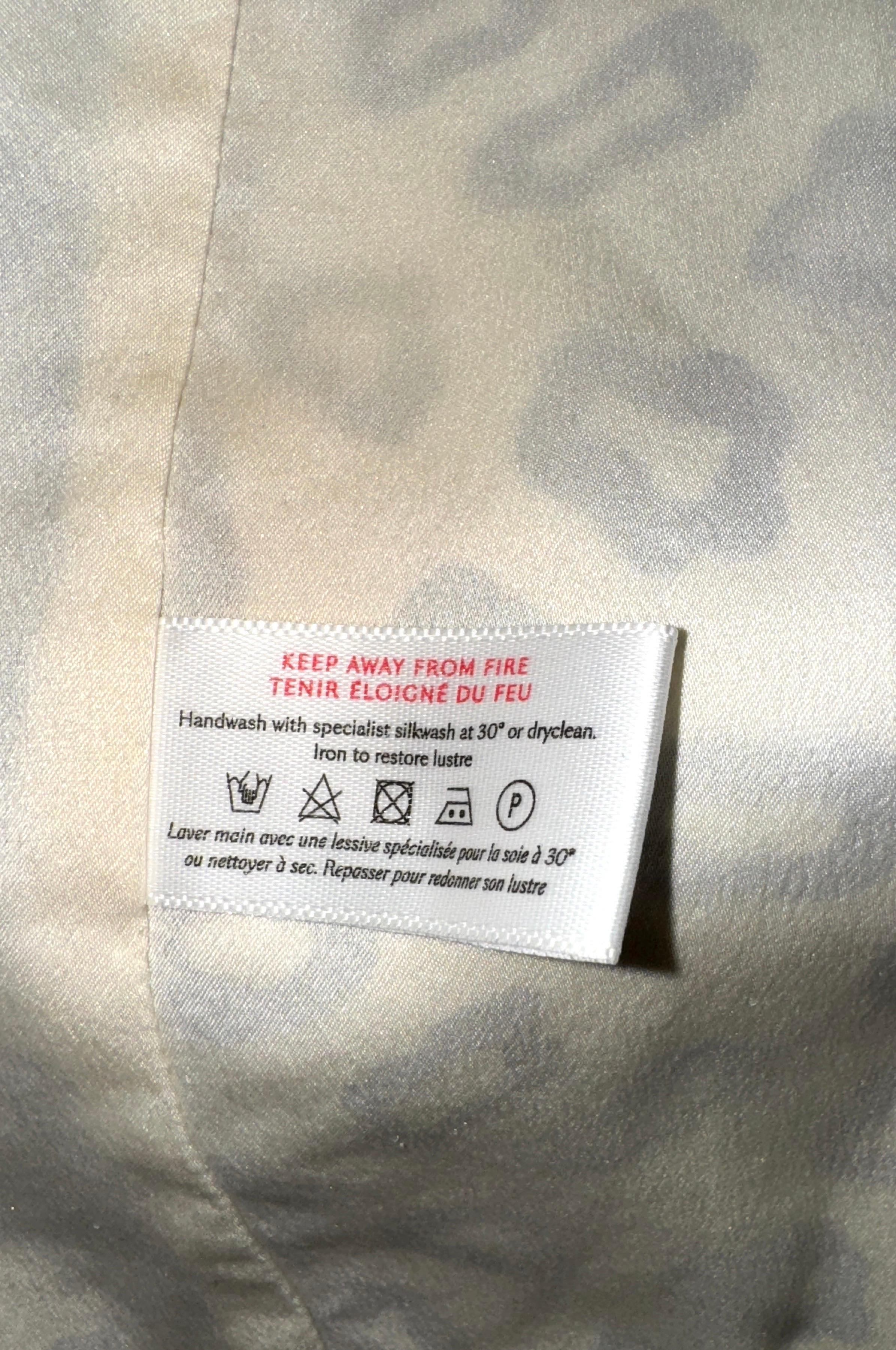 Bata sin estrenar Olivia von Halle Bata de seda con estampado animal intemporal M/L en venta 3