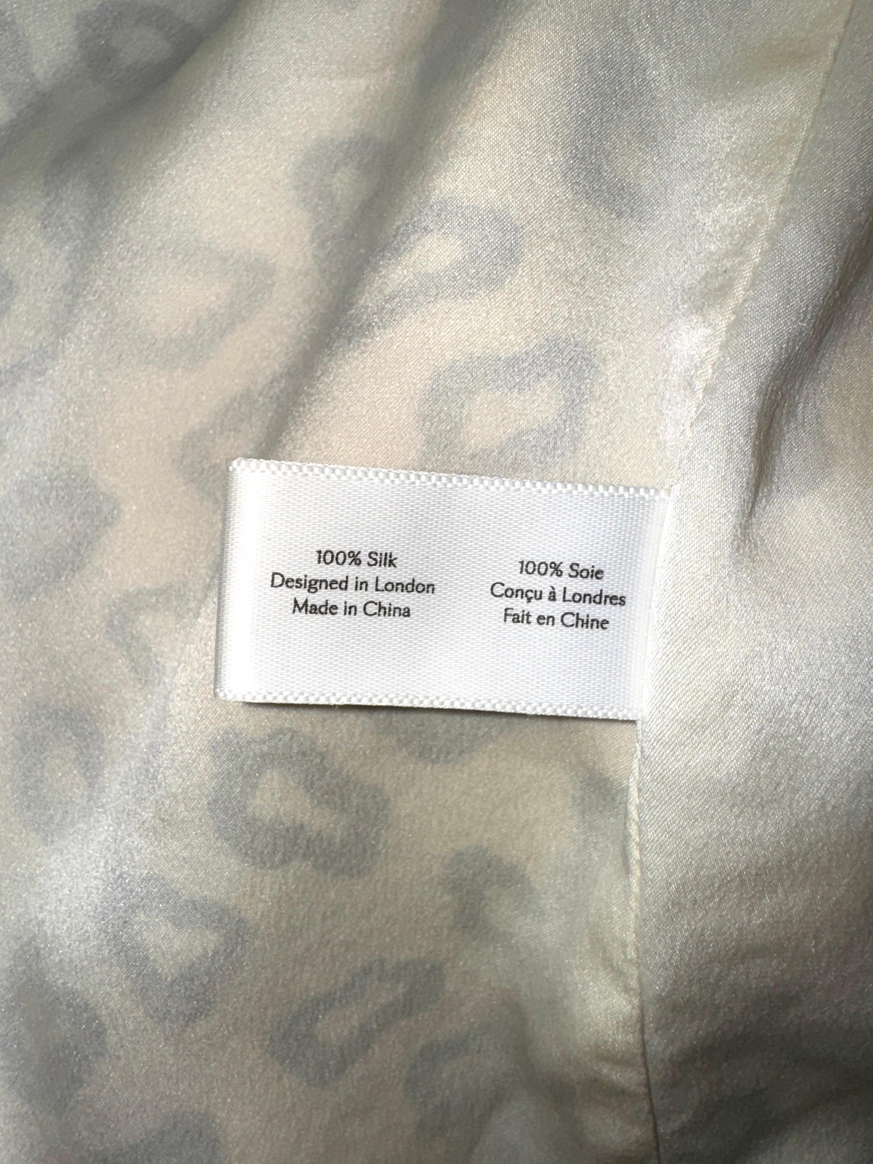 Bata sin estrenar Olivia von Halle Bata de seda con estampado animal intemporal M/L en venta 4