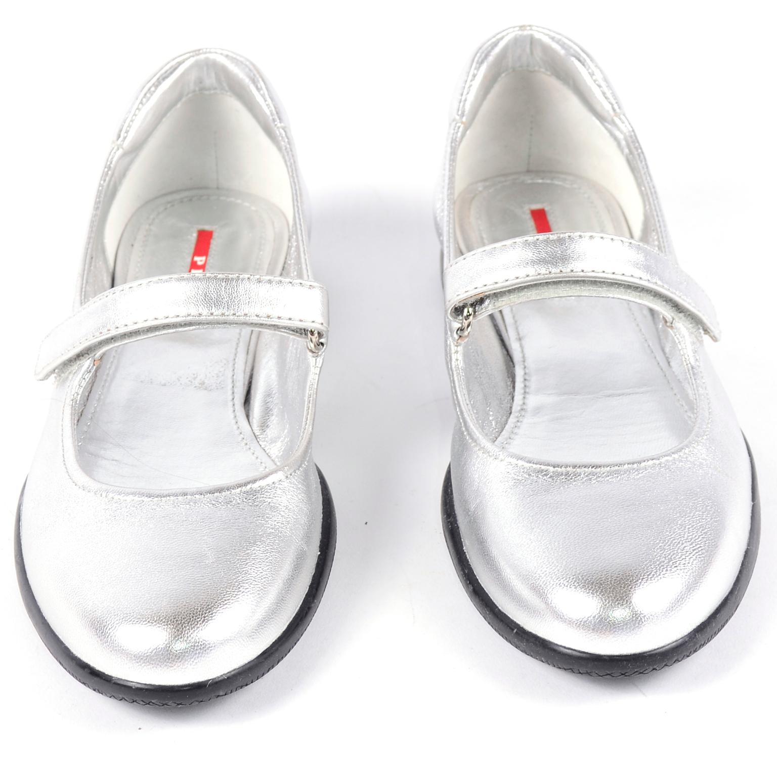Unworn Prada Sport Silver Metallic Flats Mary Jane Leather Shoes Italian 39.5 In New Condition In Portland, OR