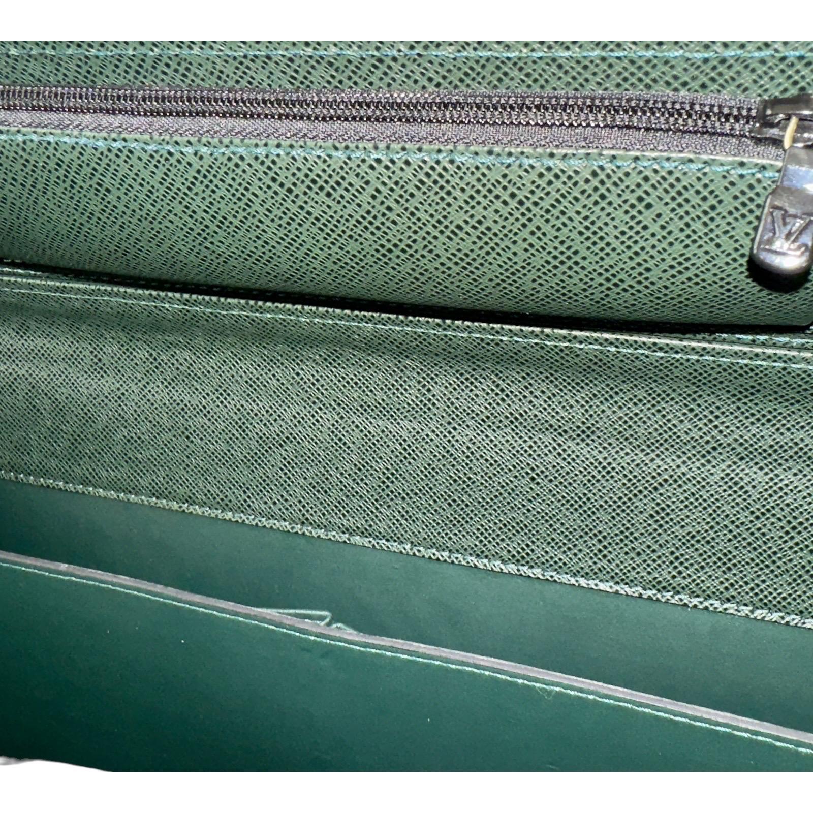 UNGEWORN Rare LOUIS VUITTON Épicéa Grün Cuir Taïga XL Größe Aktentasche Fall & Schlüssel 7