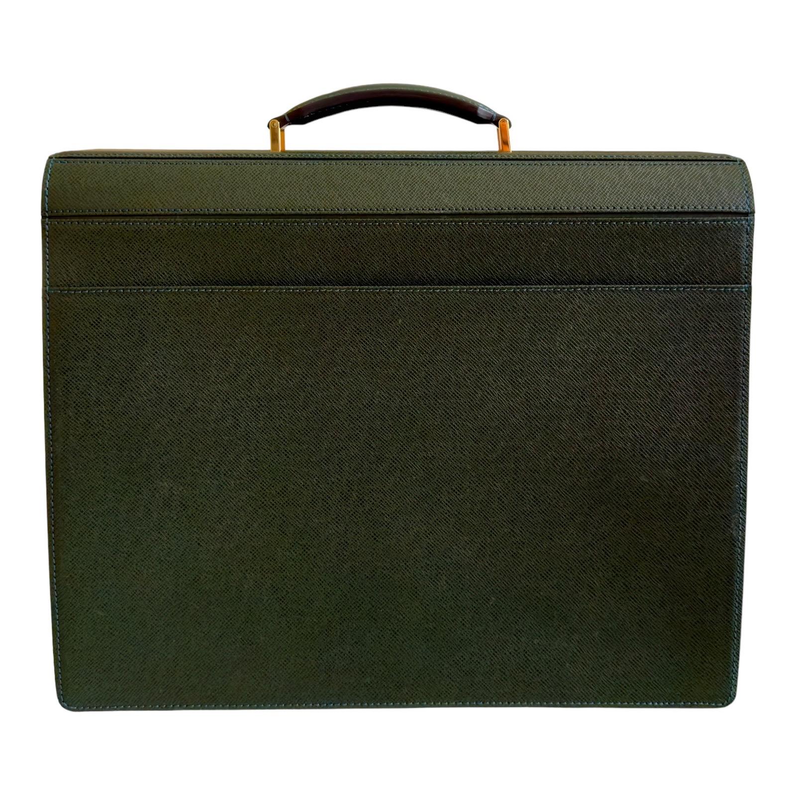 UNGEWORN Rare LOUIS VUITTON Épicéa Grün Cuir Taïga XL Größe Aktentasche Fall & Schlüssel im Zustand „Gut“ in Switzerland, CH