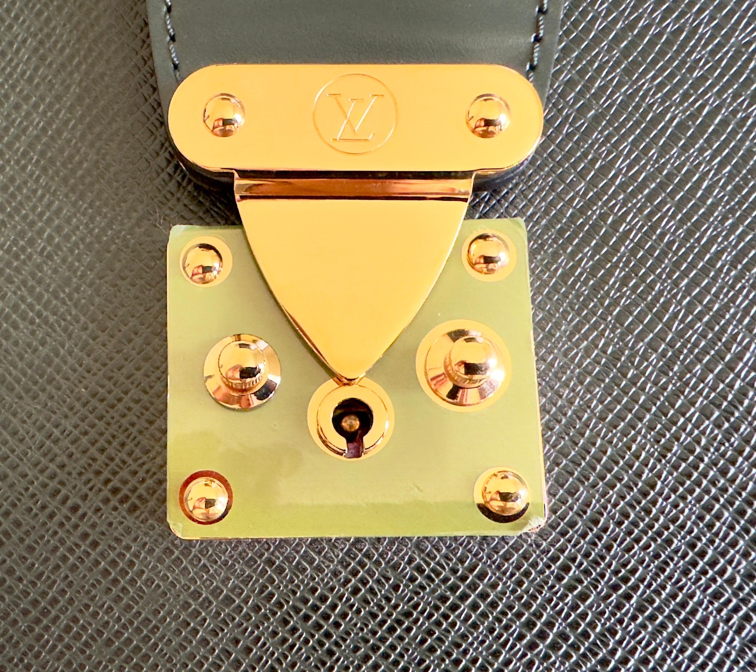 UNGEWORN Rare LOUIS VUITTON Épicéa Grün Cuir Taïga XL Größe Aktentasche Fall & Schlüssel 3