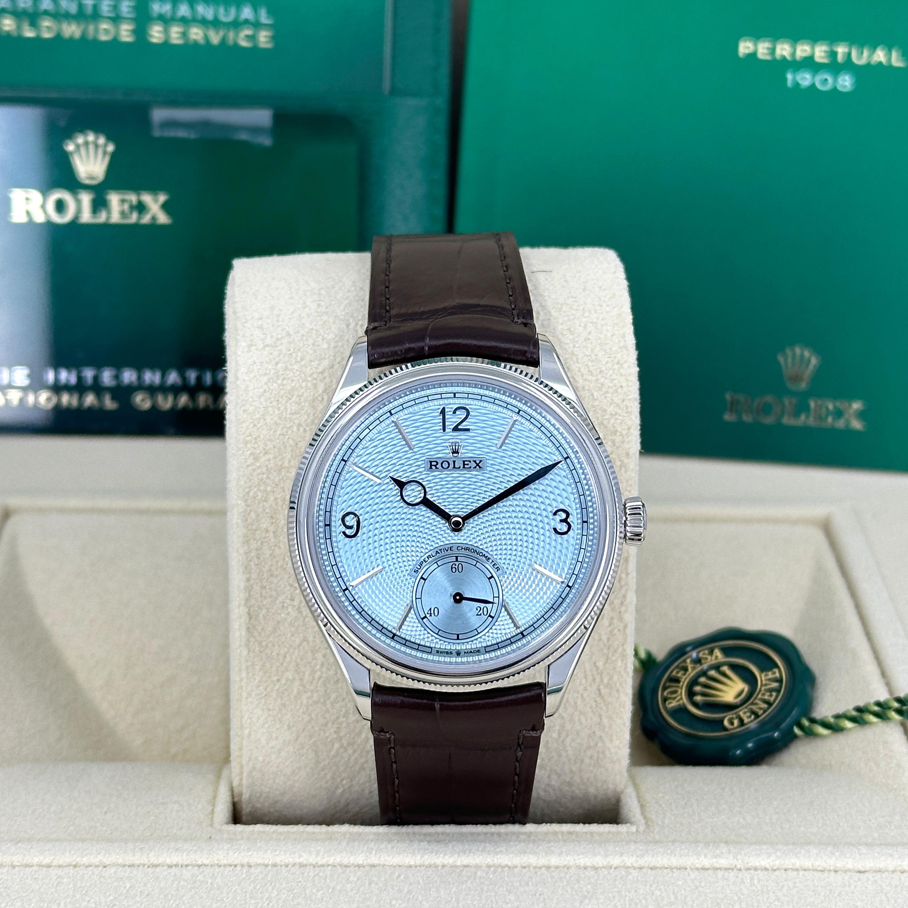 Presentamos el Rolex Perpetual 1908, Ref. 52506: una obra maestra que aúna el legado de innovación de la marca con la expresión más pura del lujo atemporal. Fabricada en platino macizo, la caja de 39 mm presenta un pulido exquisito y contornos