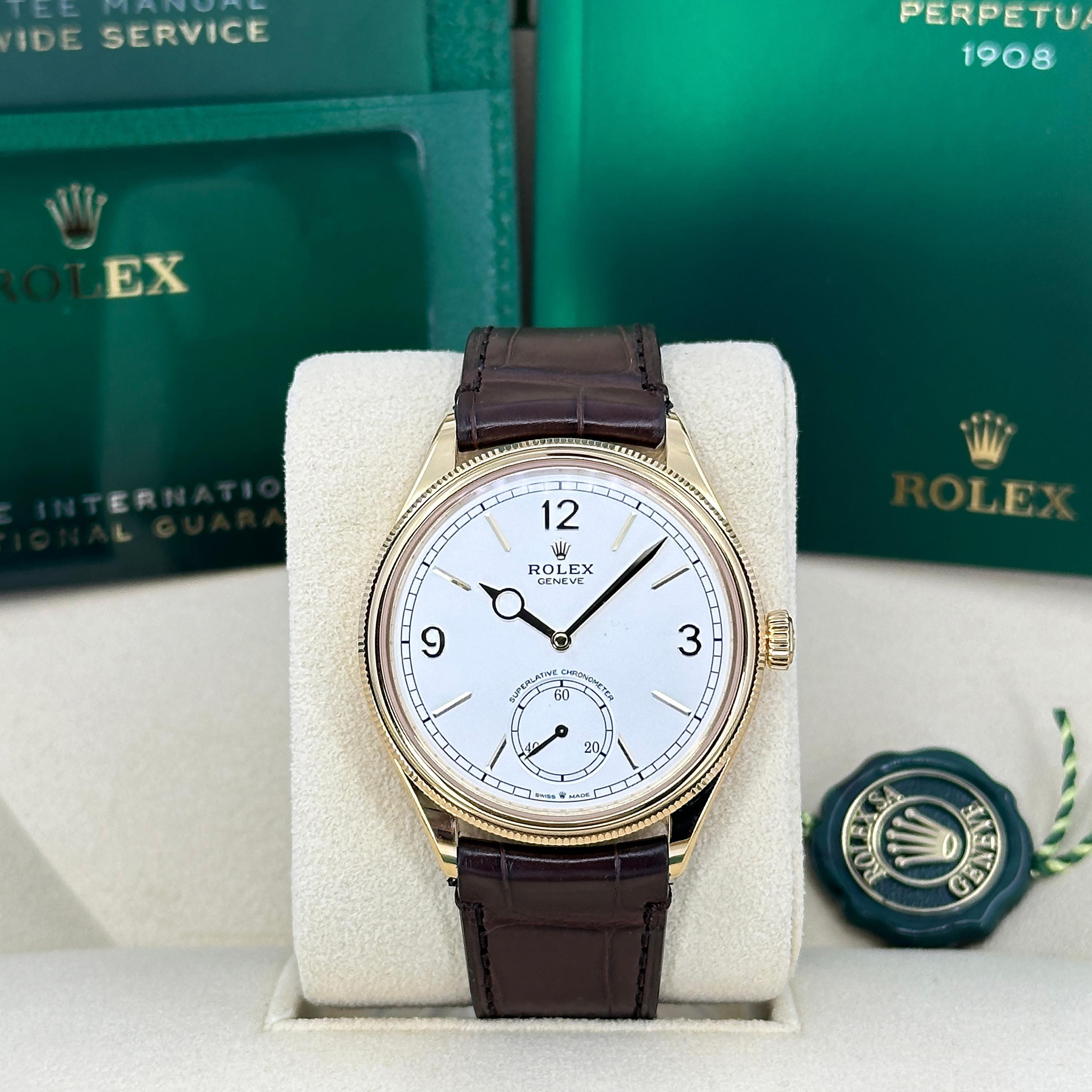 El Rolex Perpetual 1908 Ref. 52508-0006 es un homenaje magistral a la perdurable herencia de Rolex y a su búsqueda de la elegancia atemporal. Fabricado en oro amarillo de 18 quilates, este reloj de 39 mm encarna el refinamiento y la excelencia