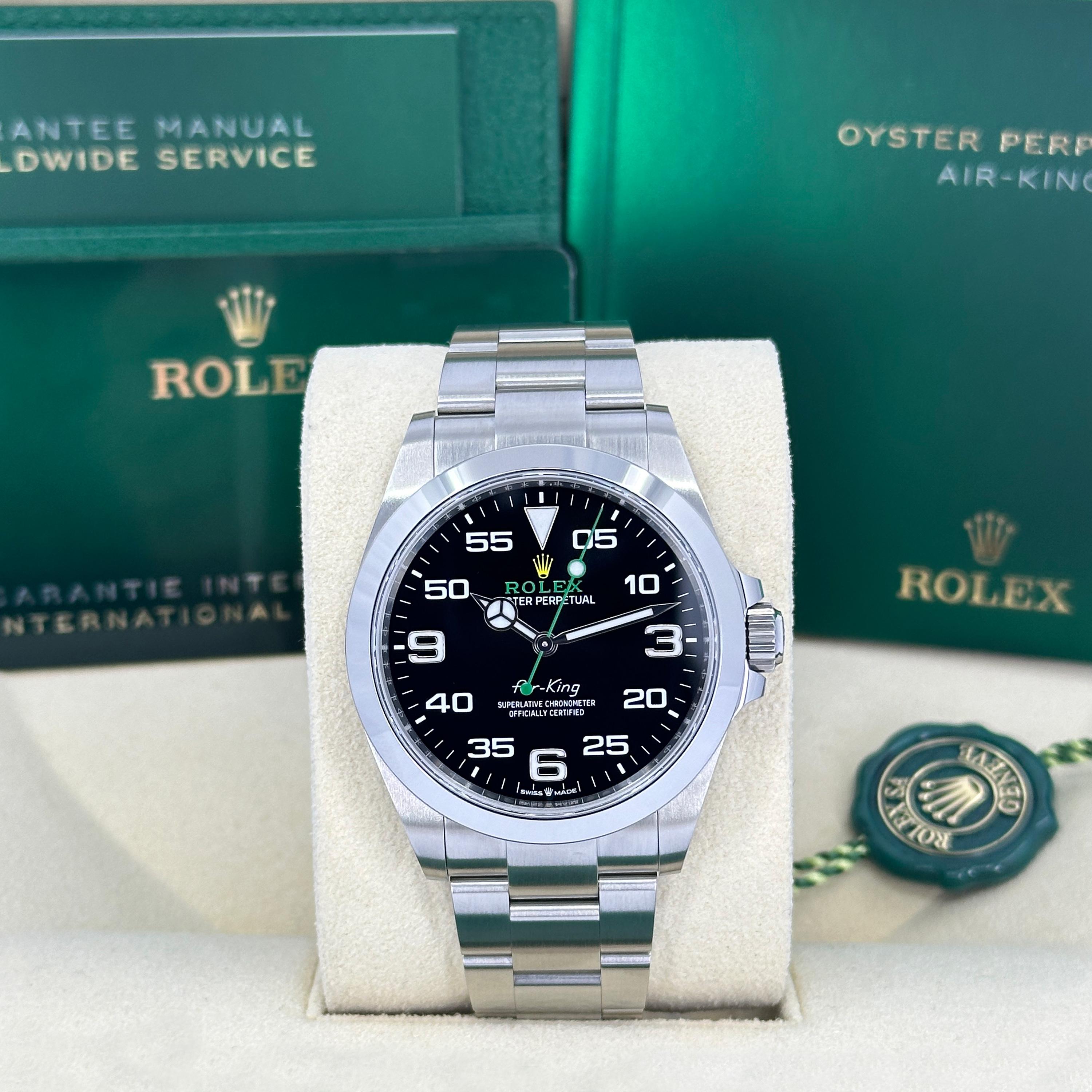 La Rolex Air-King Ref. 126900-0001 est une réinterprétation audacieuse de l'un des modèles les plus célèbres de Rolex. Elle rend hommage au profond héritage aéronautique de la marque tout en intégrant les avancées modernes en matière de design et de