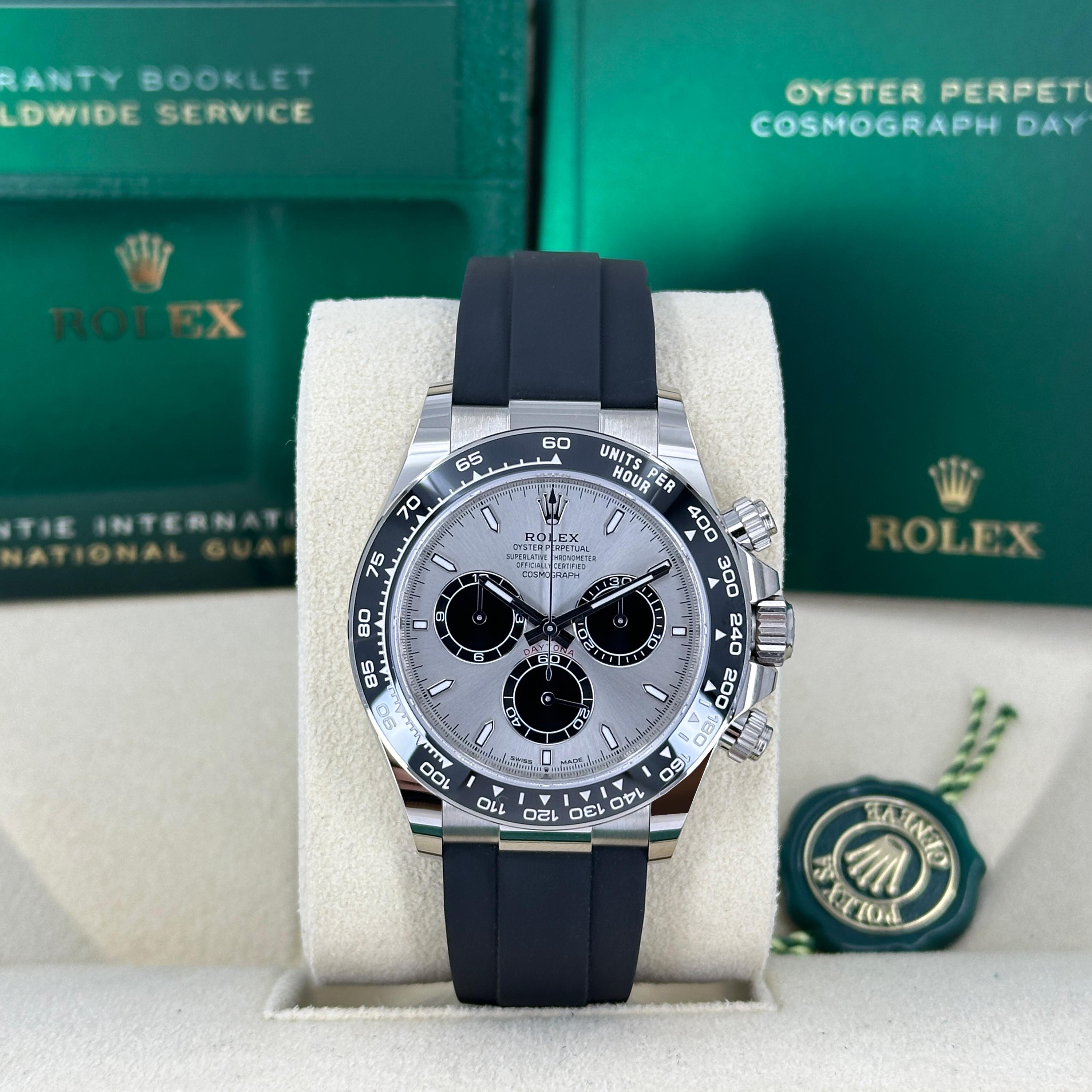 El Rolex Cosmograph Daytona Ref. 126519LN-0006 representa la cumbre de la sofisticación deportiva. Fabricada en oro blanco macizo de 18 quilates, la caja Oyster de 40 mm irradia una elegancia discreta al tiempo que ofrece una durabilidad