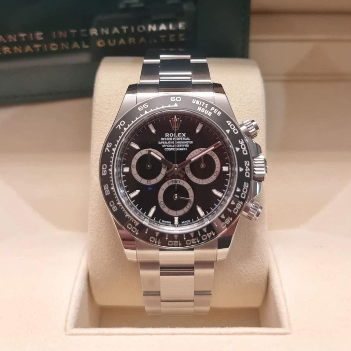 El Rolex Cosmograph Daytona 126500LN-0002 es la cumbre de la relojería moderna, ya que combina la tecnología de vanguardia con el prestigio atemporal de Rolex. Este modelo, introducido en 2023, se distingue por su esfera lacada en negro y su bisel