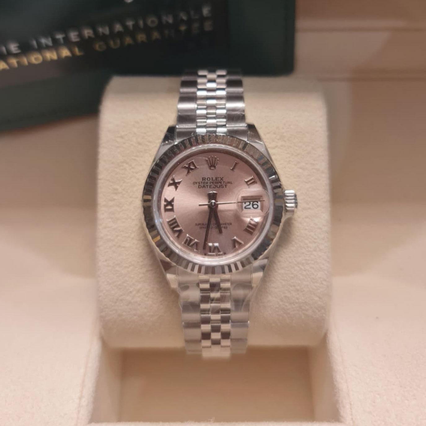 La Rolex Datejust 28 279174-0017 est une expression étonnante de l'élégance intemporelle et de l'artisanat raffiné, parfaitement adaptée au porteur exigeant. Ce modèle est doté d'un boîtier Oystersteel de 28 mm complété par une luxueuse lunette