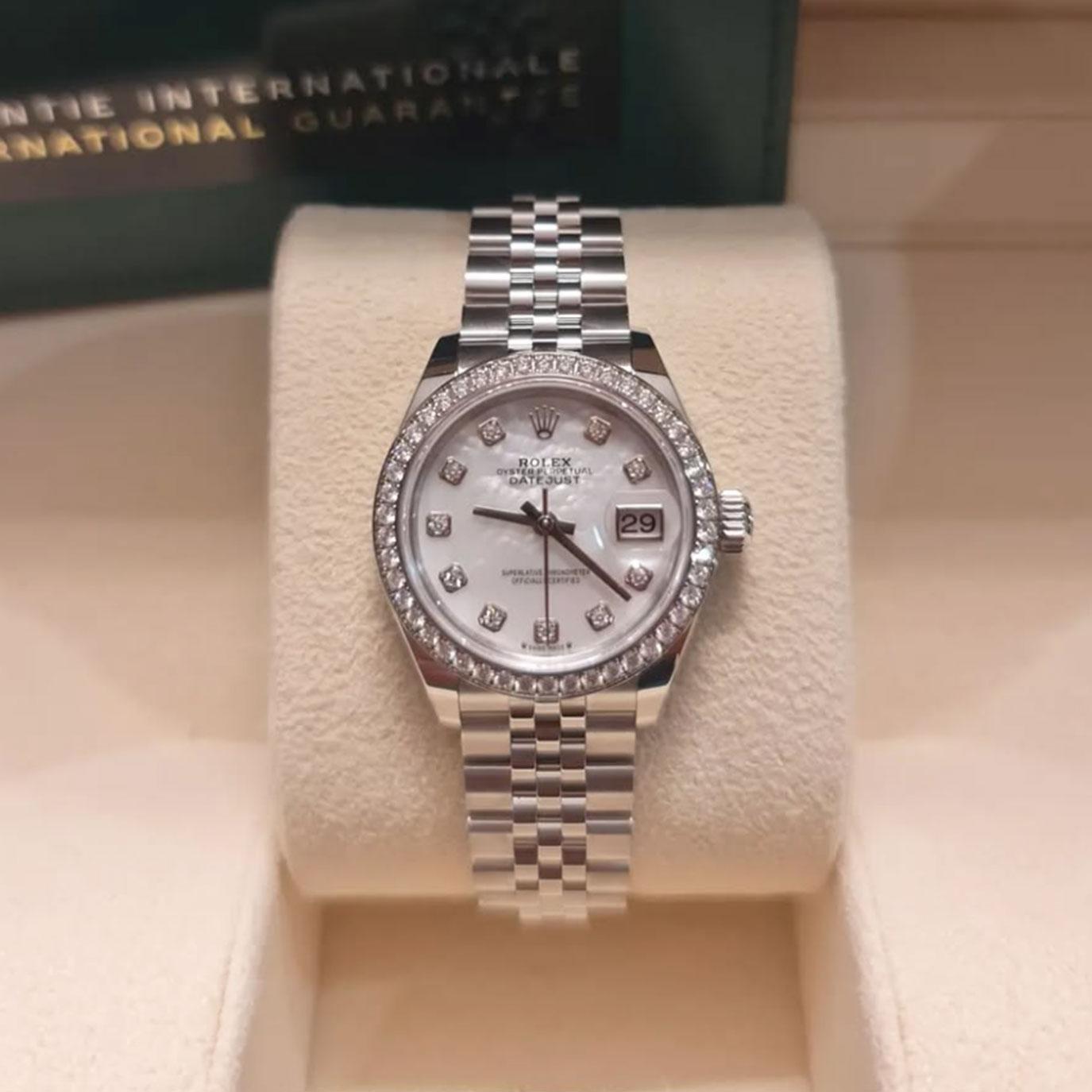 El Rolex Datejust 28 279384RBR-0011 es la personificación del lujo refinado en una forma menuda y elegante. Elaborado en una armoniosa mezcla de acero Oystersteel y oro blanco de 18 quilates, este exquisito reloj presenta un deslumbrante bisel