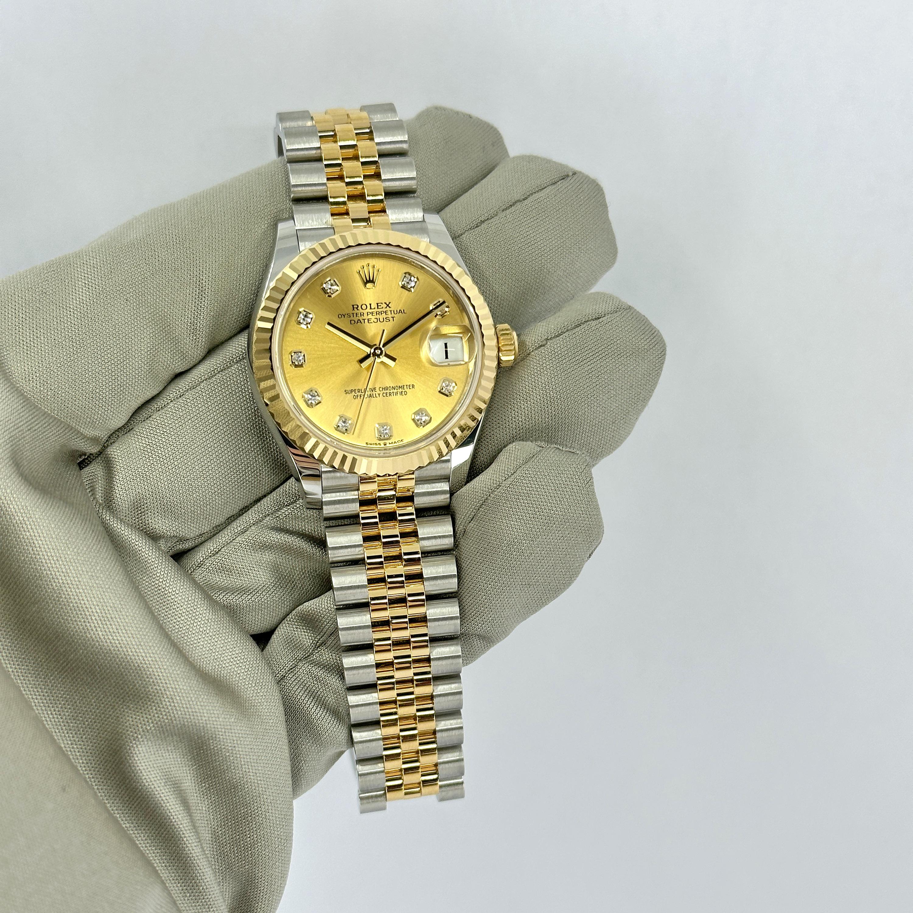 Die Rolex Datejust 31 Ref. 278273-0026 ist ein Beispiel für zeitlose Eleganz und technische Exzellenz. Sie verbindet beständige Handwerkskunst mit raffinierter Raffinesse. Dieses 31 mm große Meisterwerk aus Yellow Rolesor - Rolex' harmonische