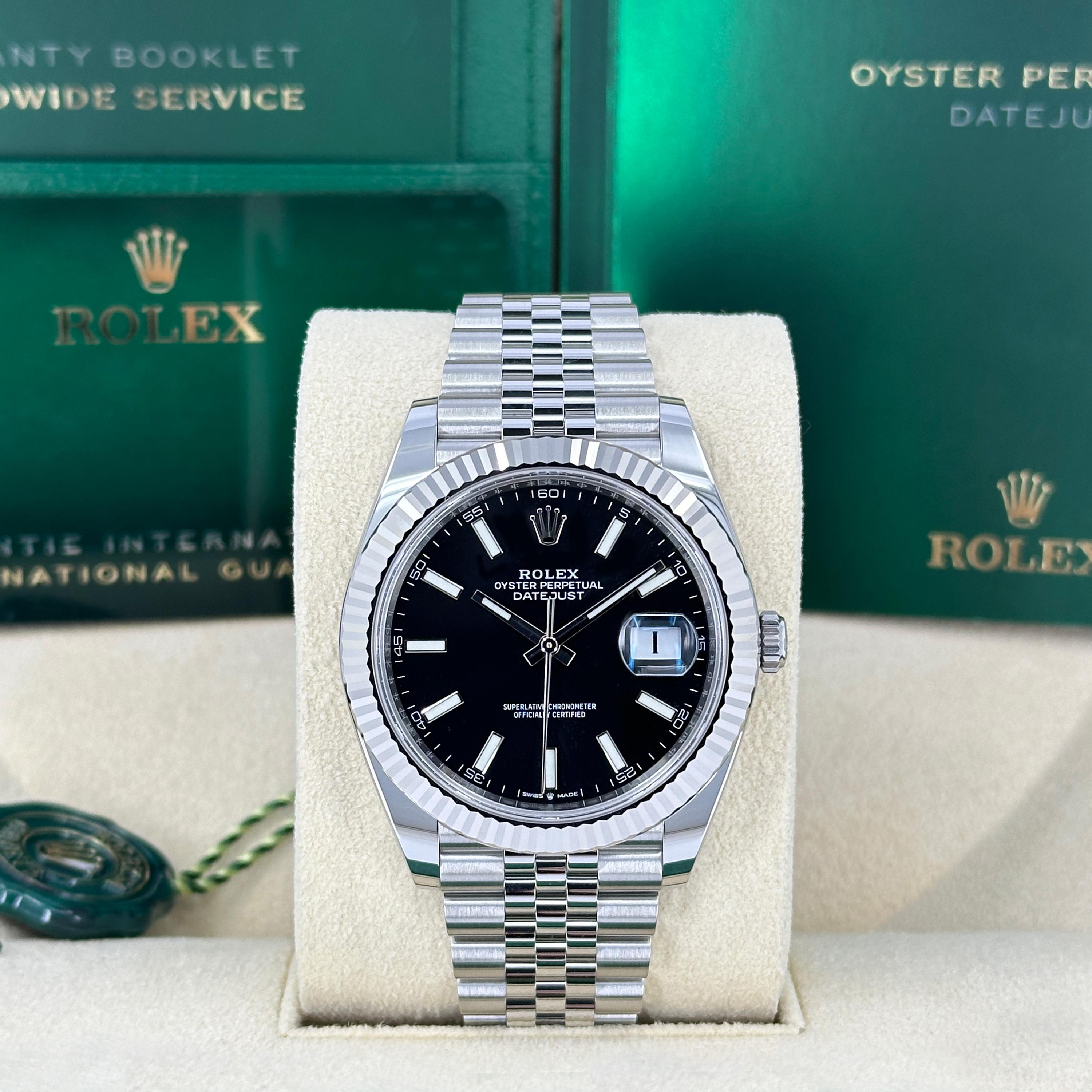 Die Rolex Datejust 41 Ref. 126334-0018 ist ein Meisterwerk aus zeitlosem Design und technischer Präzision und verkörpert die Essenz der Eleganz und Leistung von Rolex. Dieser 41 mm große Zeitmesser ist aus White Rolesor gefertigt, einer