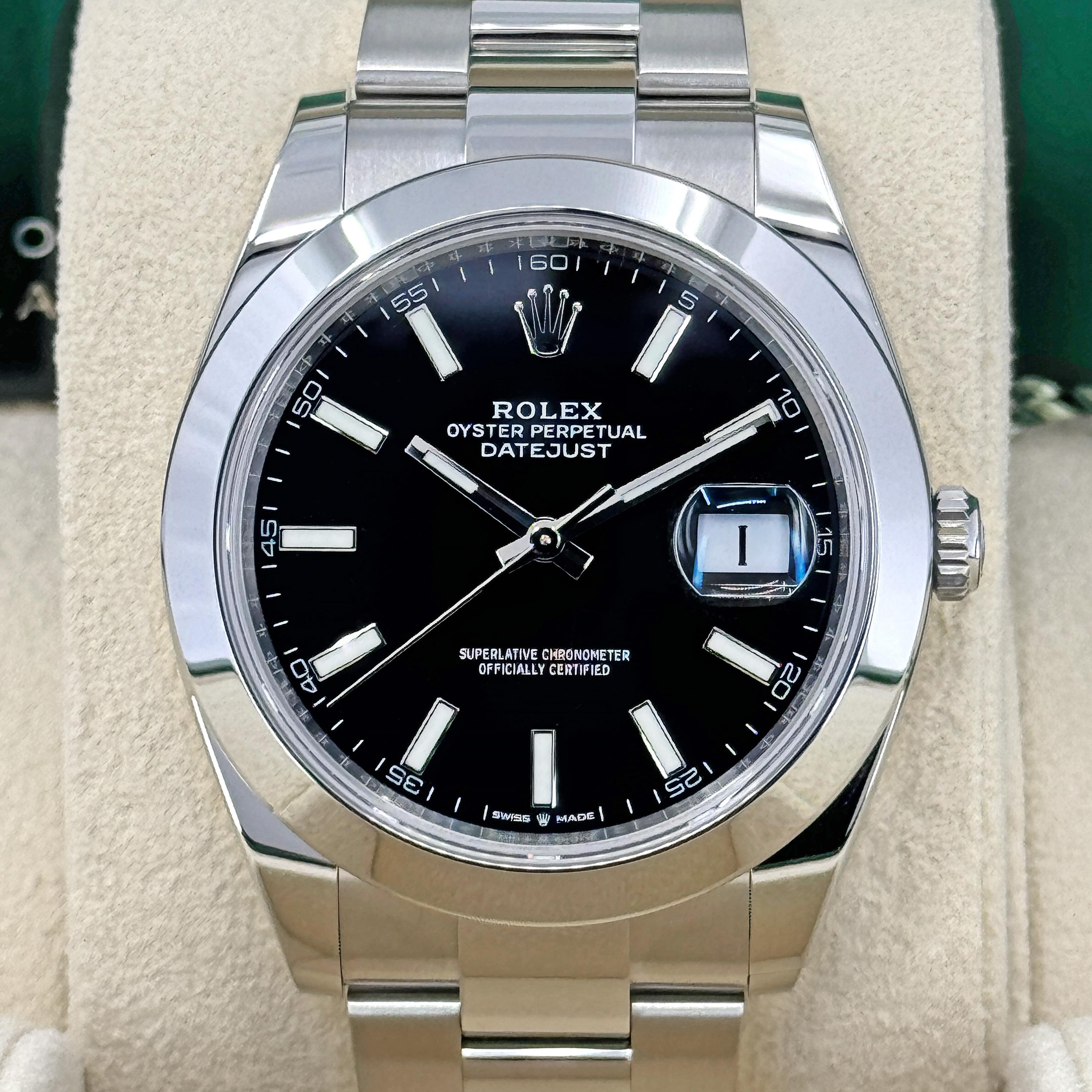 Die Rolex Datejust 41, Referenz 126300-0011, ist ein ungetragener Klassiker, der zeitloses Design und moderne Leistung verkörpert. Das 41-mm-Gehäuse aus poliertem Oystersteel bietet eine souveräne und vielseitige Präsenz am Handgelenk und ist auf