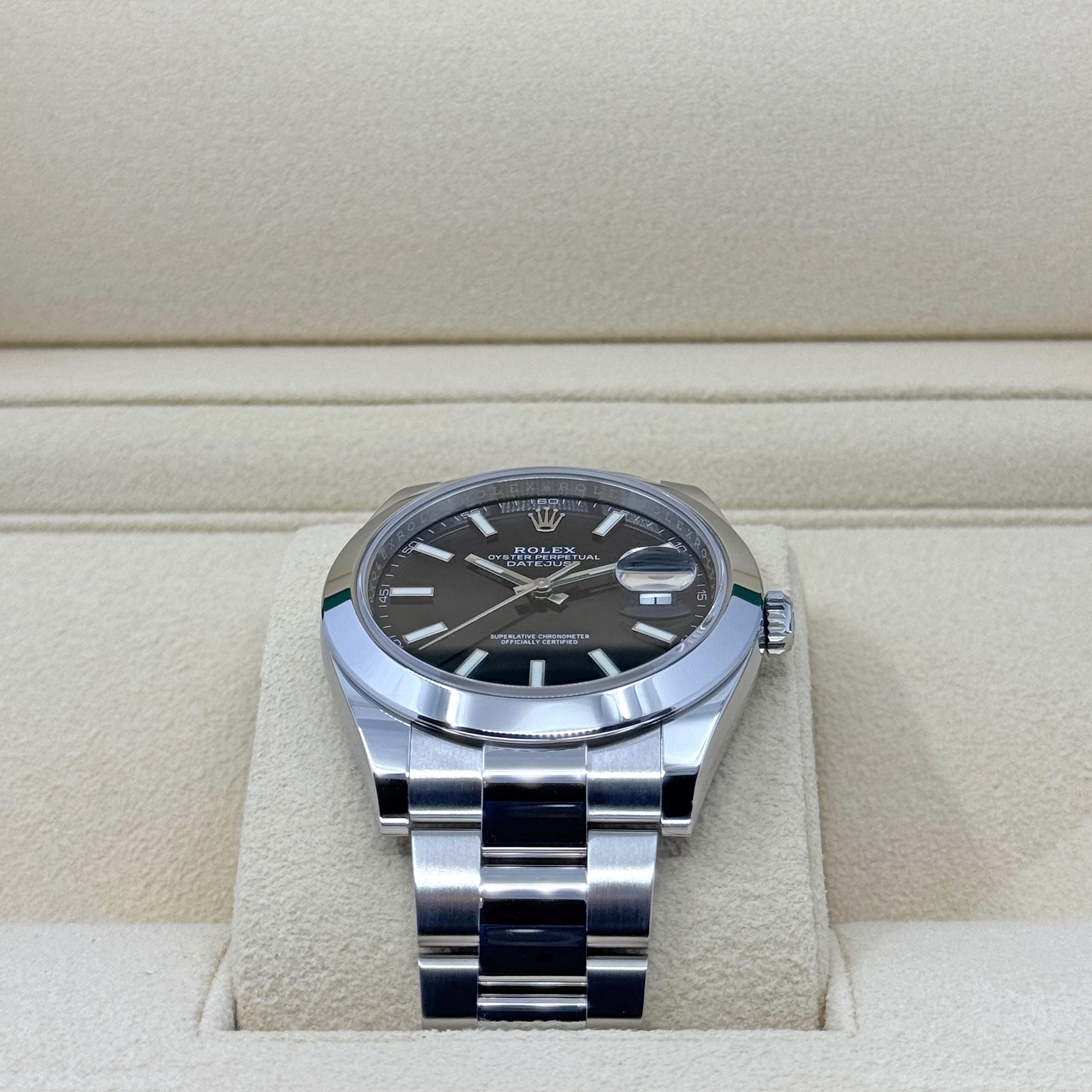 Ungetragene Rolex Datejust 41 Schwarz Oyster Reference# 126300, Komplettset, 2025 im Zustand „Neu“ im Angebot in New York, NY