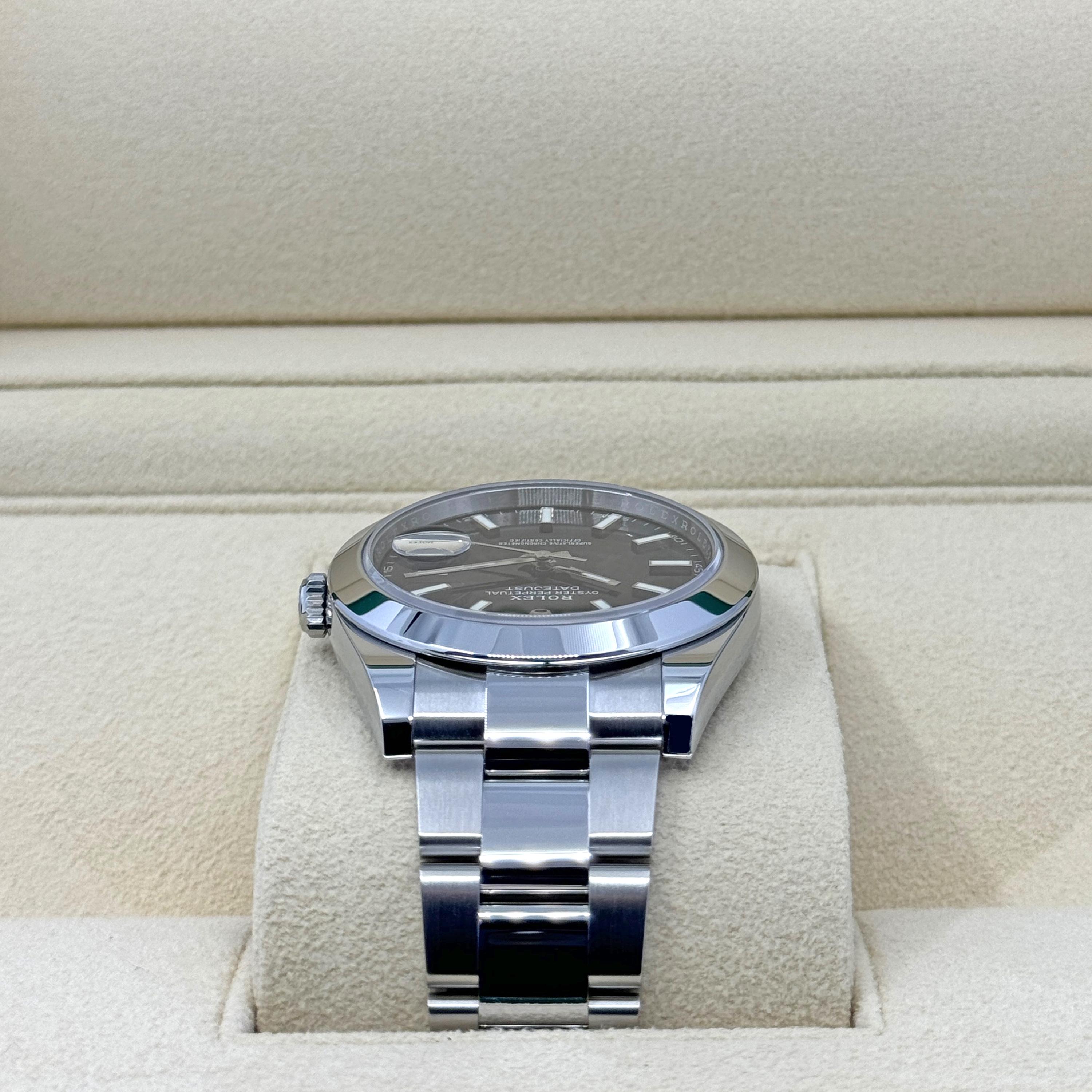 Ungetragene Rolex Datejust 41 Schwarz Oyster Reference# 126300, Komplettset, 2025 im Angebot 1