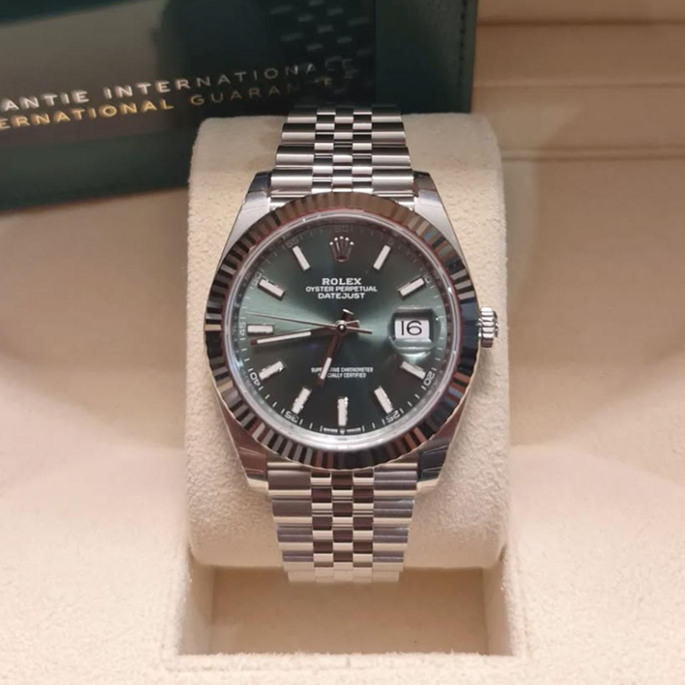 Rolex Datejust 41 Ref. 126334-0028 - Sofisticación Rolesor Blanco con Esfera Rayo de Sol Verde Menta

El Rolex Datejust 41 Ref. 126334-0028 es una mezcla magistral de diseño atemporal y estilo contemporáneo, presentado en Rolesor Blanco, una