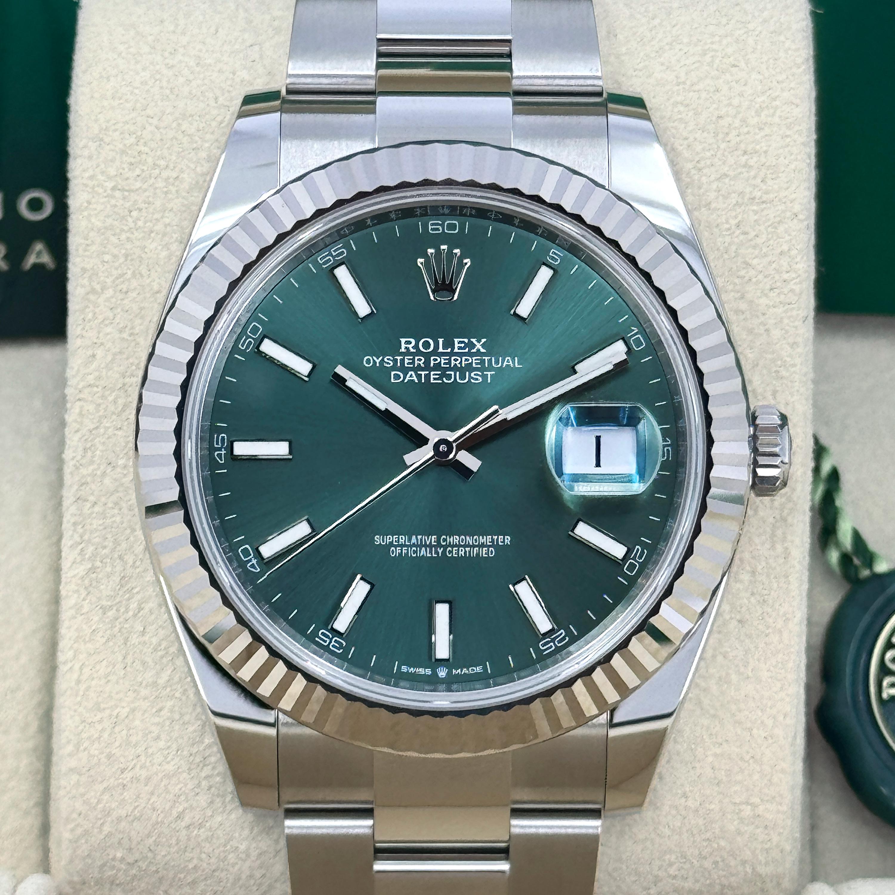 Ungetragene Rolex Datejust 41 Grün Oyster Reference# 126334, Komplettset, 2025 im Zustand „Neu“ im Angebot in New York, NY