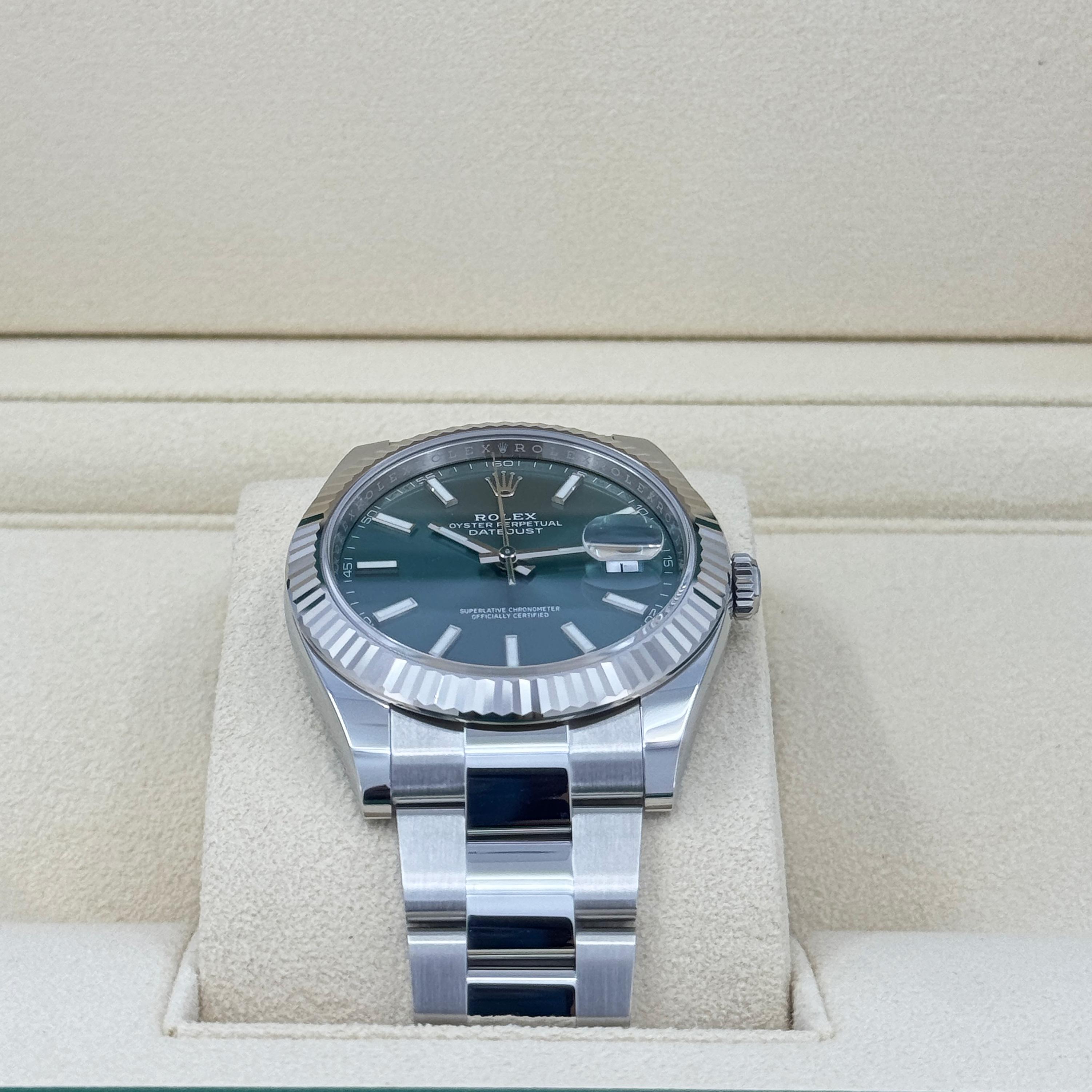 Ungetragene Rolex Datejust 41 Grün Oyster Reference# 126334, Komplettset, 2025 im Angebot 1
