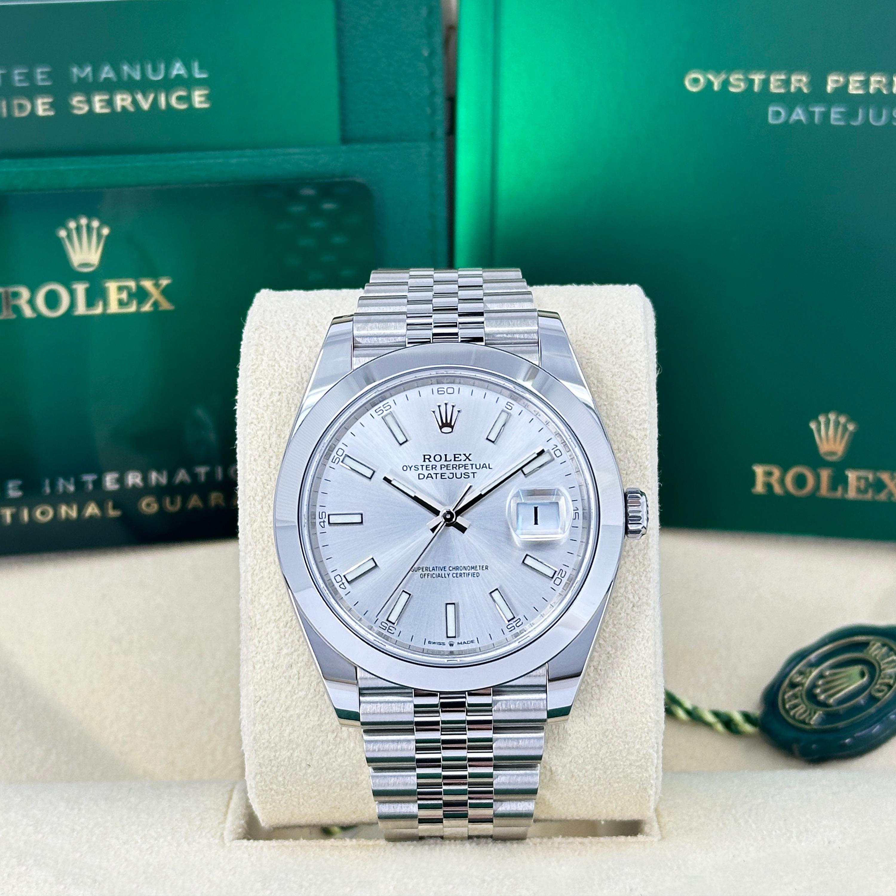 El Rolex Datejust 41, referencia 126300-0004, es una refinada expresión del diseño distintivo y la maestría técnica de Rolex. Su caja de acero Oystersteel de 41 mm combina resistencia, durabilidad y elegancia atemporal, resaltada por el suave bisel