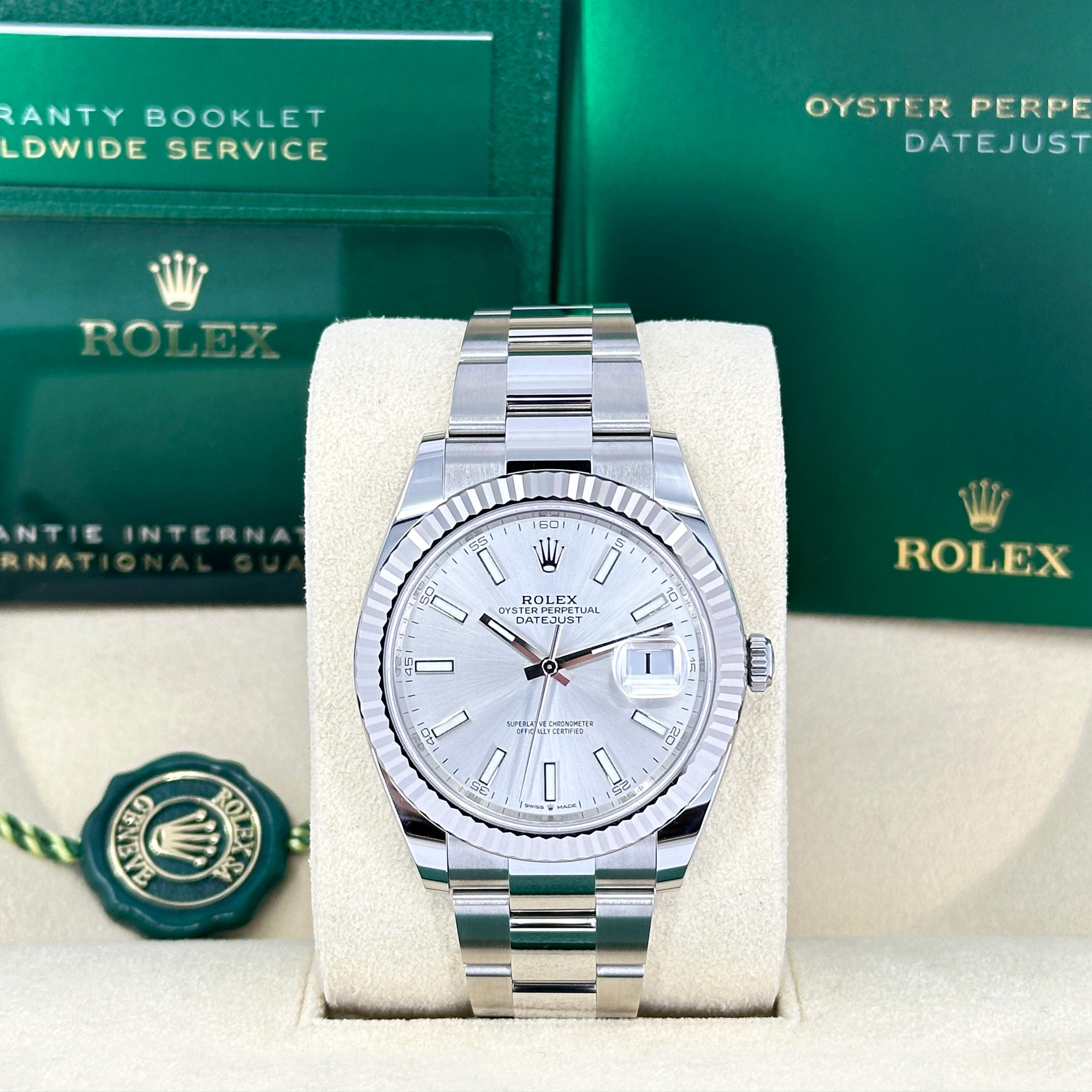 Rolex Datejust 126334-0003 - Silver Sunray Zifferblatt in Weiß Rolesor mit geriffelter Lünette
Die Rolex Datejust 126334-0003 ist eine klare, moderne Interpretation eines zeitlosen Klassikers. Dieses 41-mm-Modell aus White Rolesor - einer luxuriösen