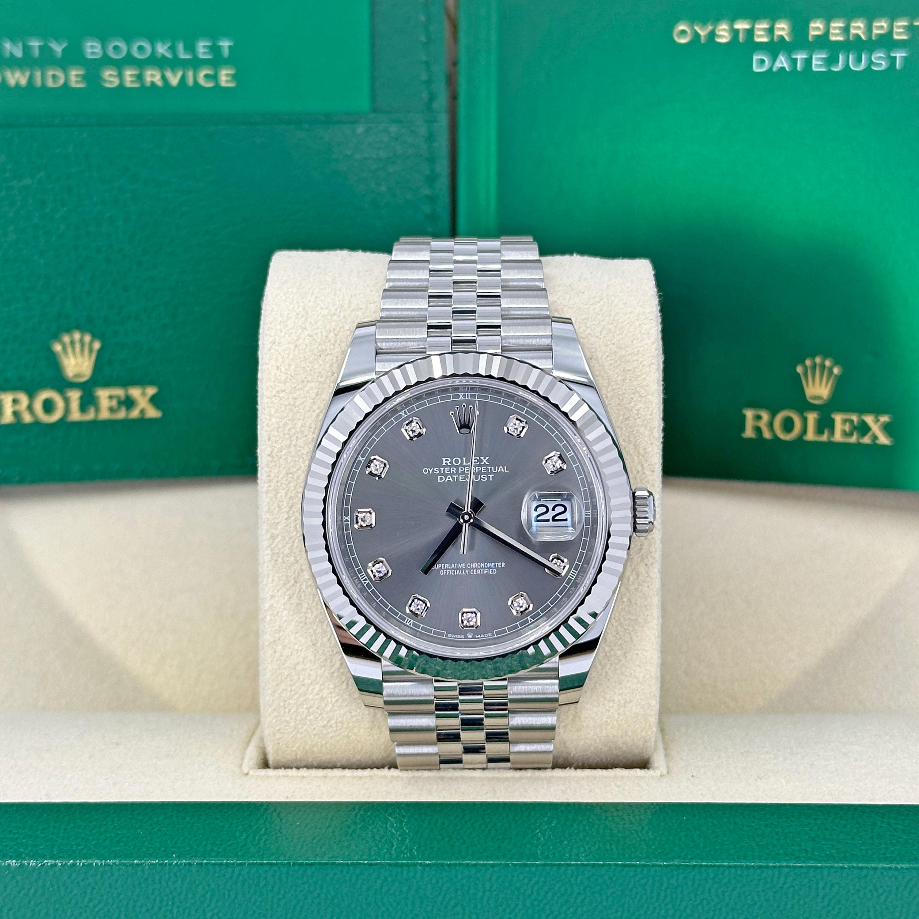 Il Rolex Datejust 41 Ref. 126334-0006 è una combinazione magistrale di design raffinato, ingegneria di precisione e lusso senza tempo. Realizzato in White Rolesor - la perfetta armonia tra il resistente acciaio inossidabile e il luminoso oro bianco