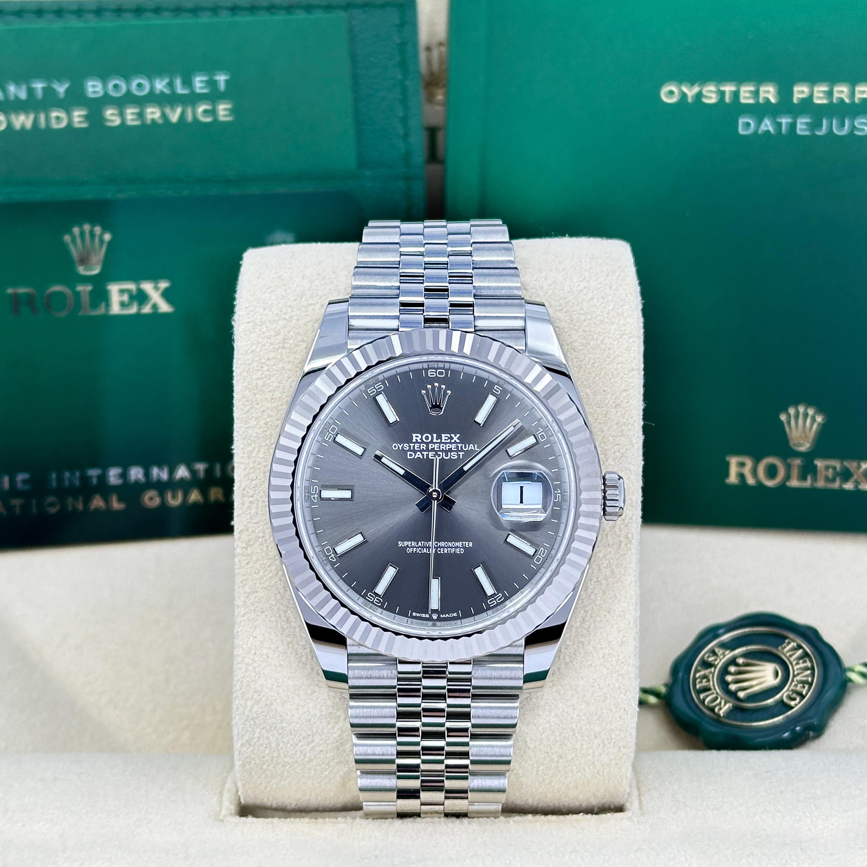 Rolex Datejust 126334-0014 - Schiefer Sunray Zifferblatt in Weiß Rolesor mit geriffelter Lünette
Die Rolex Datejust 126334-0014 ist unaufdringlich und doch kühn. Mit ihrer schlanken White Rolesor-Konstruktion und dem markanten schiefergrauen