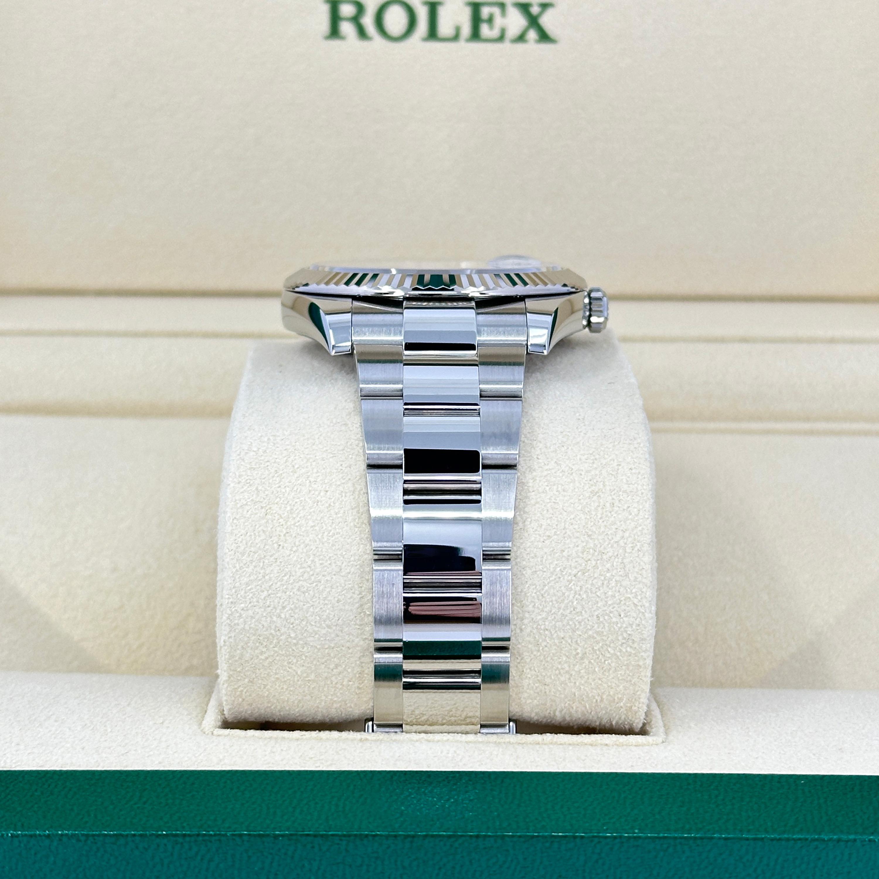 La Rolex Datejust 41 Ref. 126334-0021 est un exemple frappant de la maîtrise de Rolex dans l'association de l'élégance intemporelle et de la technologie de pointe. Fabriquée en White Rolesor, un mélange d'Oystersteel et d'or blanc 18 carats, cette