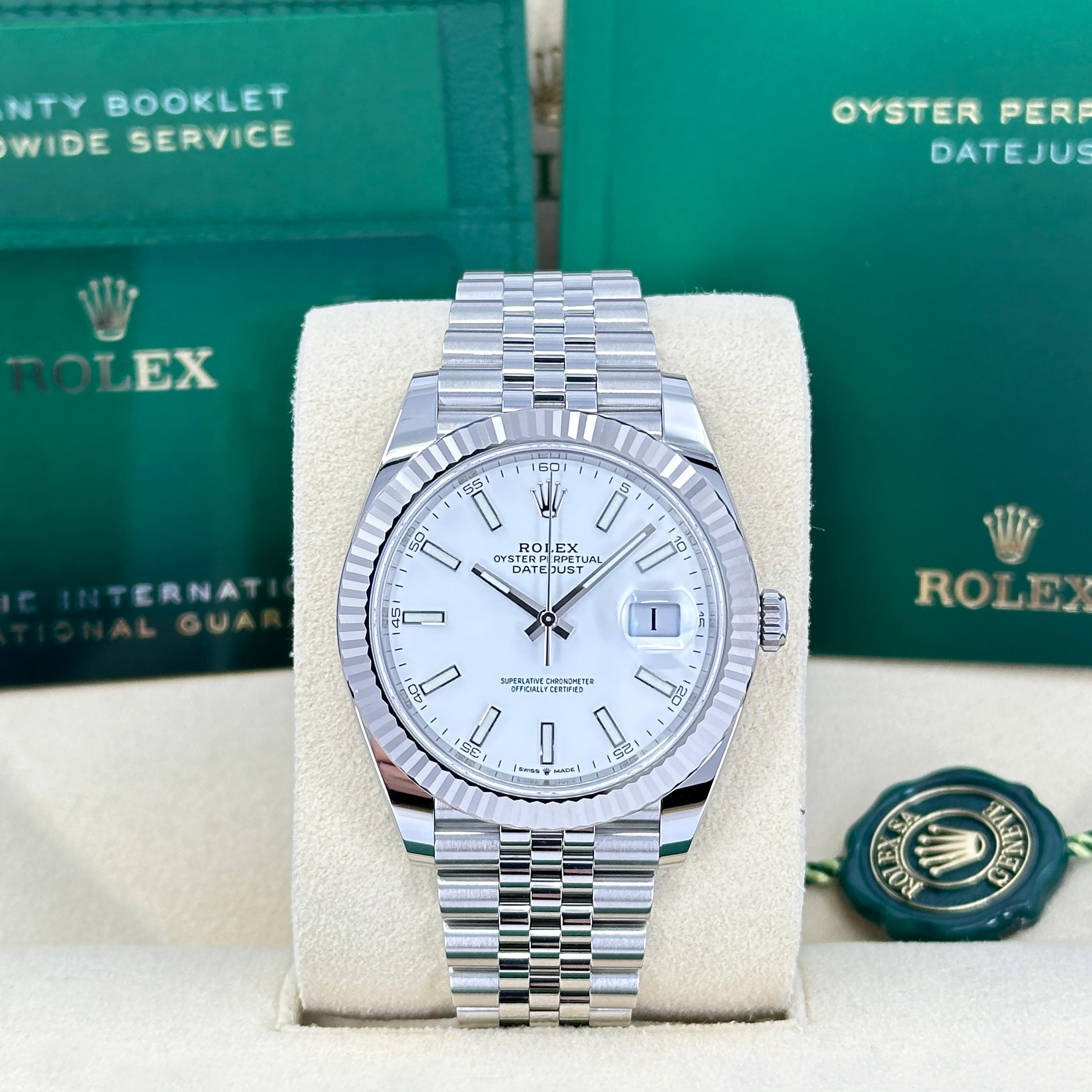 Rolex Datejust 126334-0010 - Eleganza Rolesor bianca con quadrante bianco e lunetta scanalata

Sobrio e senza tempo, il Rolex Datejust 126334-0010 esemplifica la raffinatezza nella sua forma più pura. Realizzato in Whiting Rolesor - un'elegante