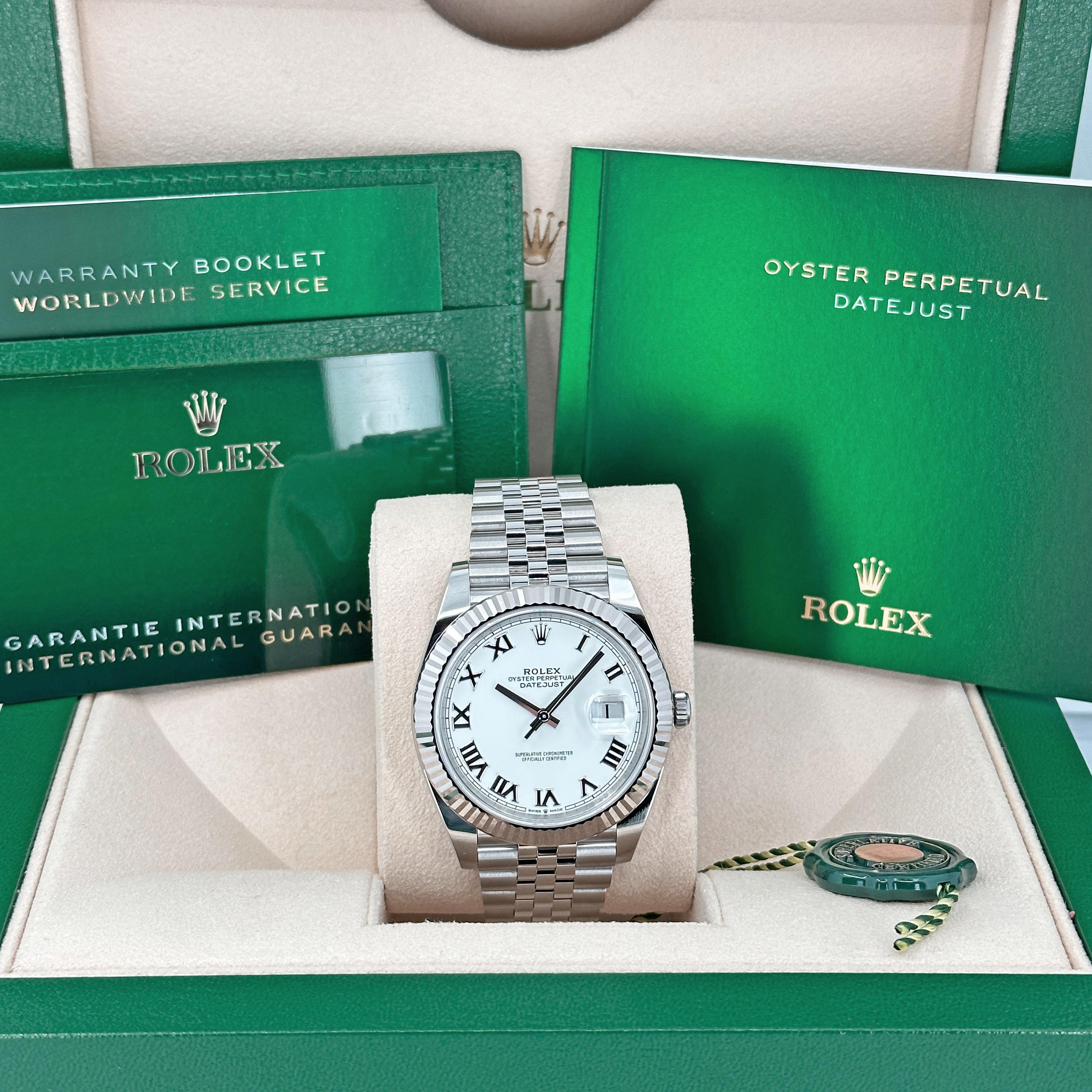 Rolex Datejust 126334-0024 - Weißes Zifferblatt mit Weißgold kannelierte Lünette in Weiß Rolesor
Die Rolex Datejust 126334-0024 ist eine beeindruckende Kombination aus klarer Ästhetik und der für Rolex typischen Handwerkskunst. Mit einem